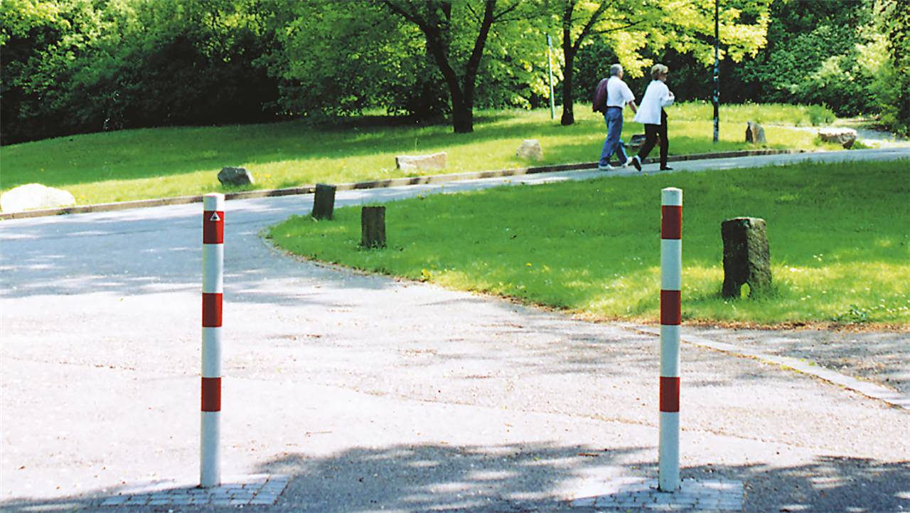 Schake 460HB/1 Absperrpfosten Stahlrohr Ø 60 x 2,5 mm herausnehmbar ohne Verschluss feuerverzinkt und weiß beschichtet<br><br>mit drei rot reflektie