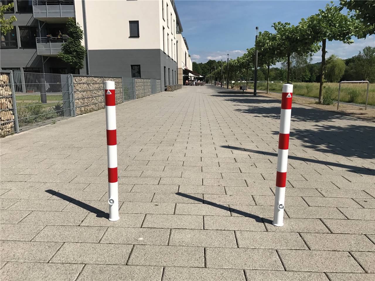 Schake 460FB/2 Absperrpfosten Stahlrohr Ø 60 x 2,5 mm herausnehmbar mit Dreikantverschluss feuerverzinkt und weiß beschichtet<br><br>mit drei rot re