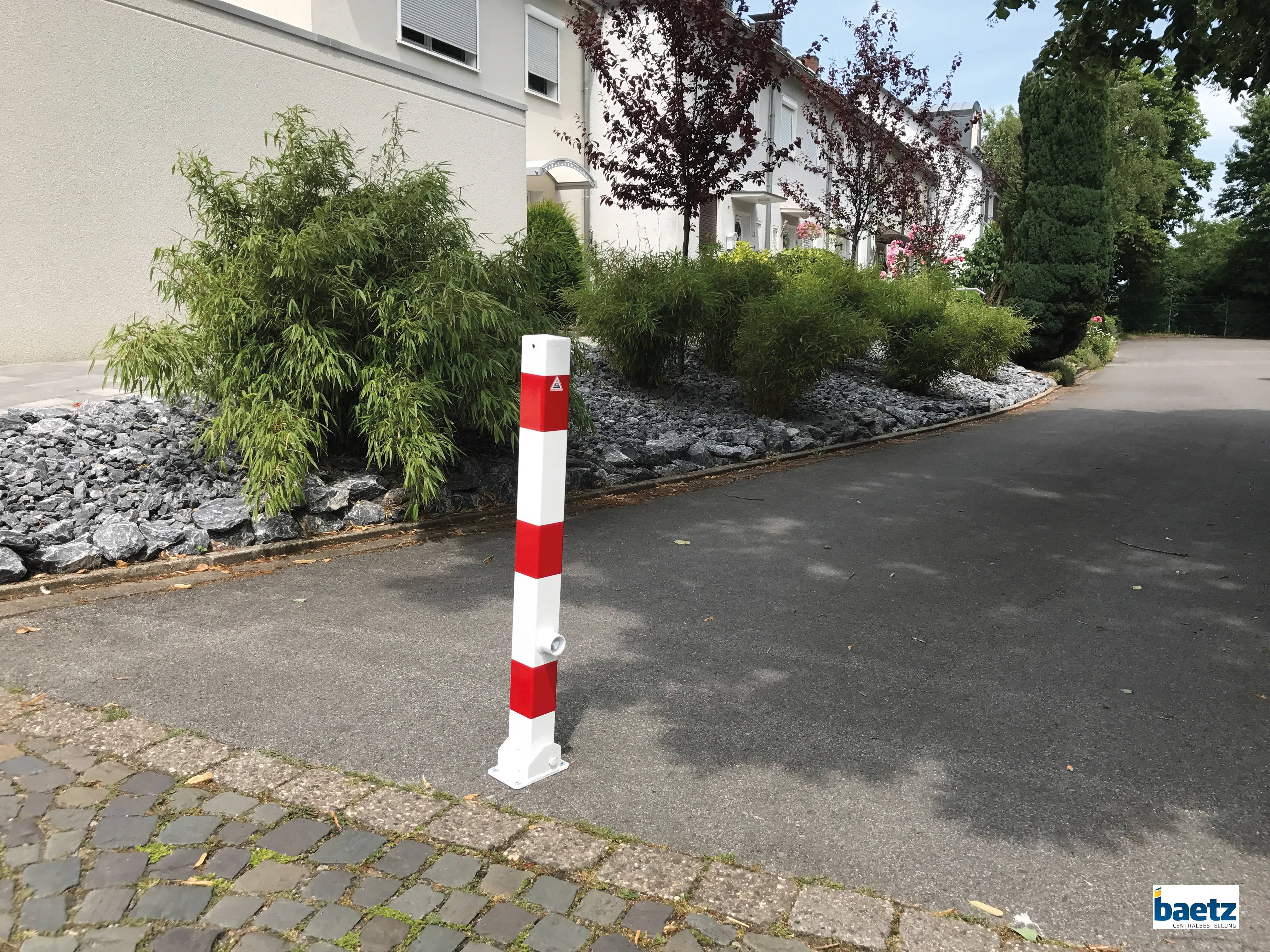 Absperrpfosten, 70 mm x 70 mm, umlegbar, mit Dreikantverschluss Beschaffenheit: feuerverzinkt, weiß beschichtet, rot reflekt. Leuchtstreifen