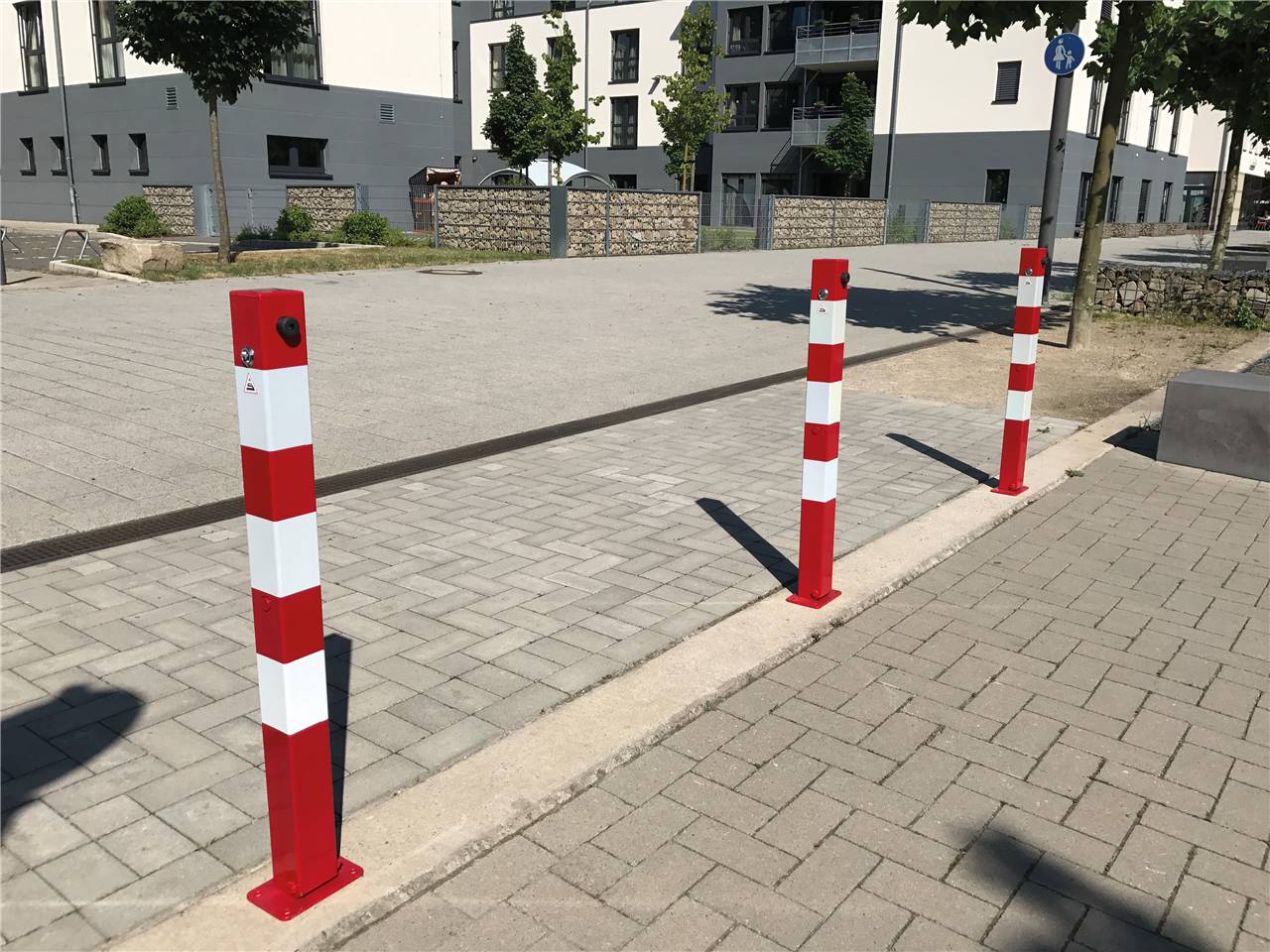 Schake 470UV+2 Absperrpfosten 70 x 70 mm umlegbar für Vorhangschloss für Dübelbefestigung<br><br>mit Bodenplatte 100 x 150 mm feuerverzinkt mit 2