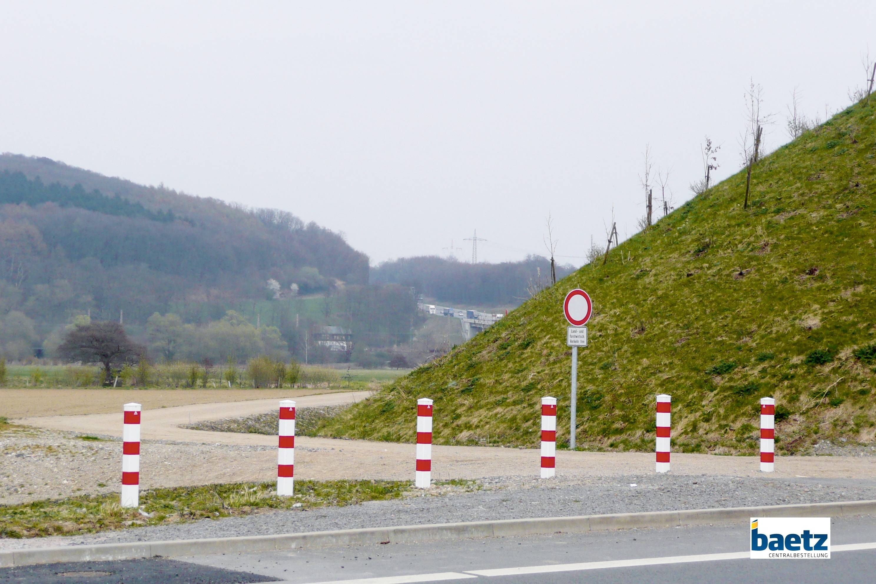Absperrpfosten, 100 mm x 100 mm, herausnehmbar, mit Dreikantverschluss Beschaffenheit: feuerverzinkt, weiß beschichtet, rot reflekt. Leuchtstreifen