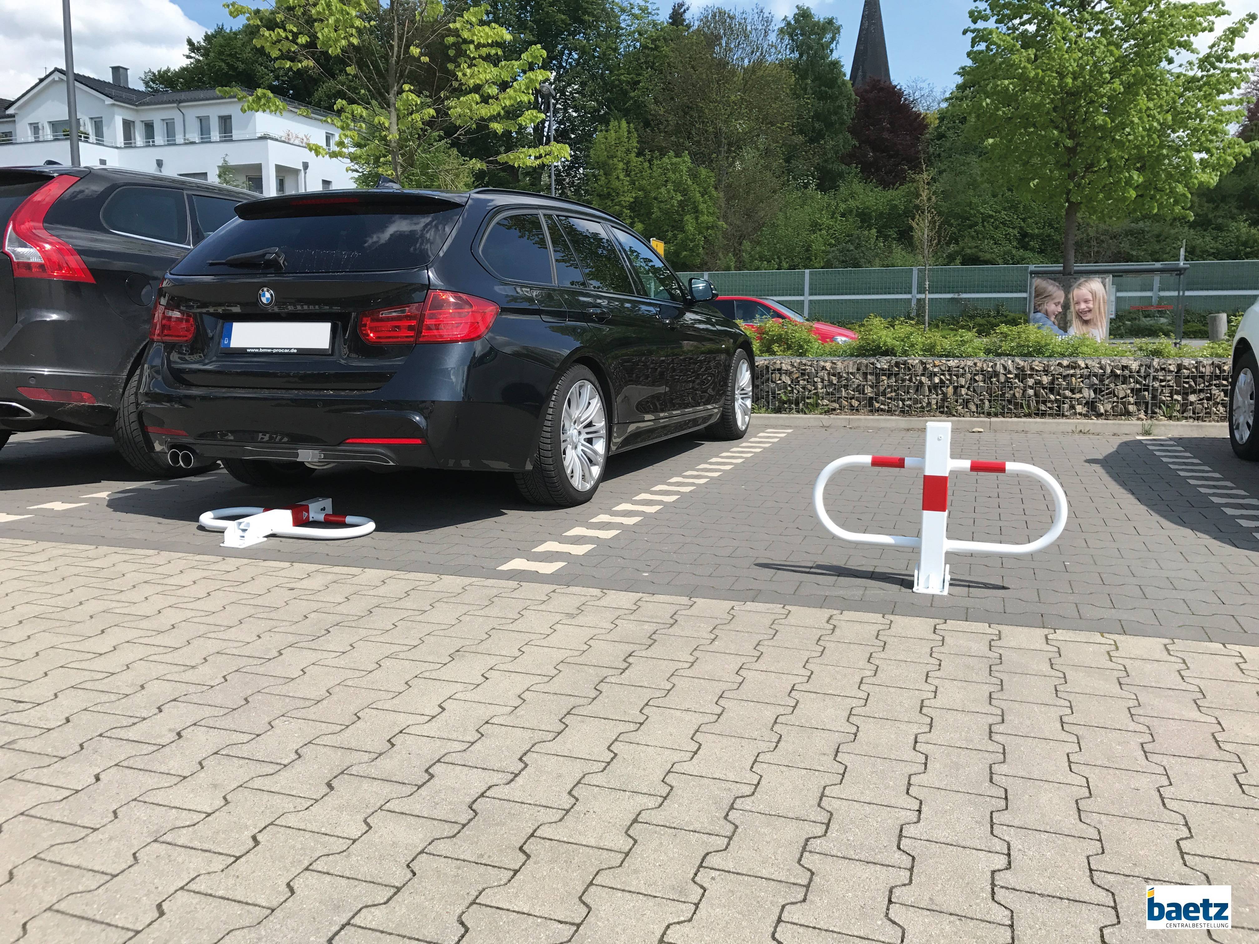 Parkplatzsperre, 500 mm Überflur, umlegbar Beschaffenheit: feuerverzinkt, weiß beschichtet, rot reflekt. Leuchtstreifen, Schloss: mit Dreikantversch