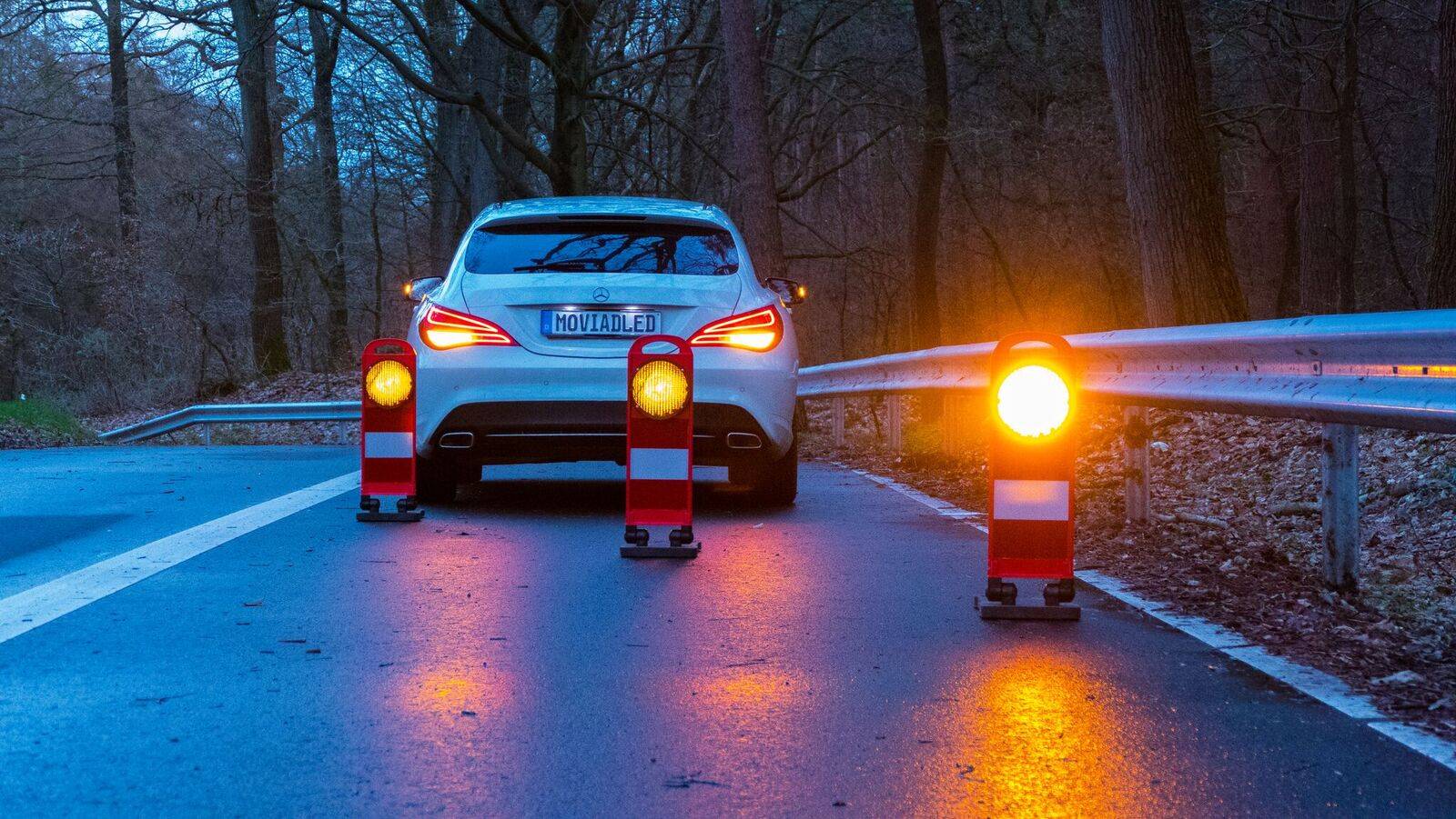 Klapp-Bake, BASt-geprüft, FlashMax, rotes Panel mit gelber LED Leuchte