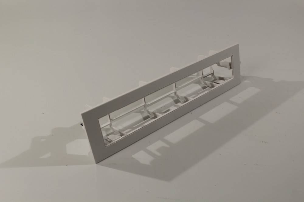 Eine weiße rechteckige Wandplatte mit mehreren rechteckigen Ausschnitten, die für die Aufnahme von elektrischen Schaltern oder Steckdosen konzipiert ist, wird gezeigt.