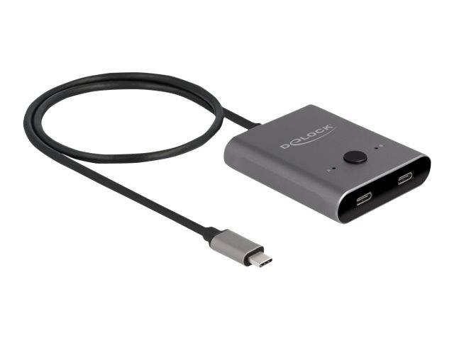 Grauer Delock USB-C-Adapter mit angeschlossenem Kabel, mit zwei USB-Anschlüssen und einem runden Knopf oben.