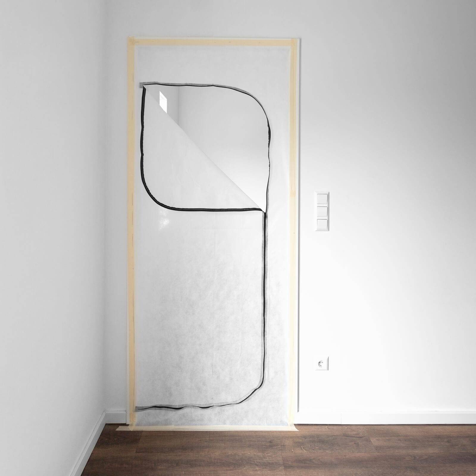 Minimalistische abstrakte Kunstinstallation an einer Wand: Ein hohes gerahmtes durchscheinendes Panel mit schwarzen umrandeten geschwungenen Formen in einem hellen leeren Raum.