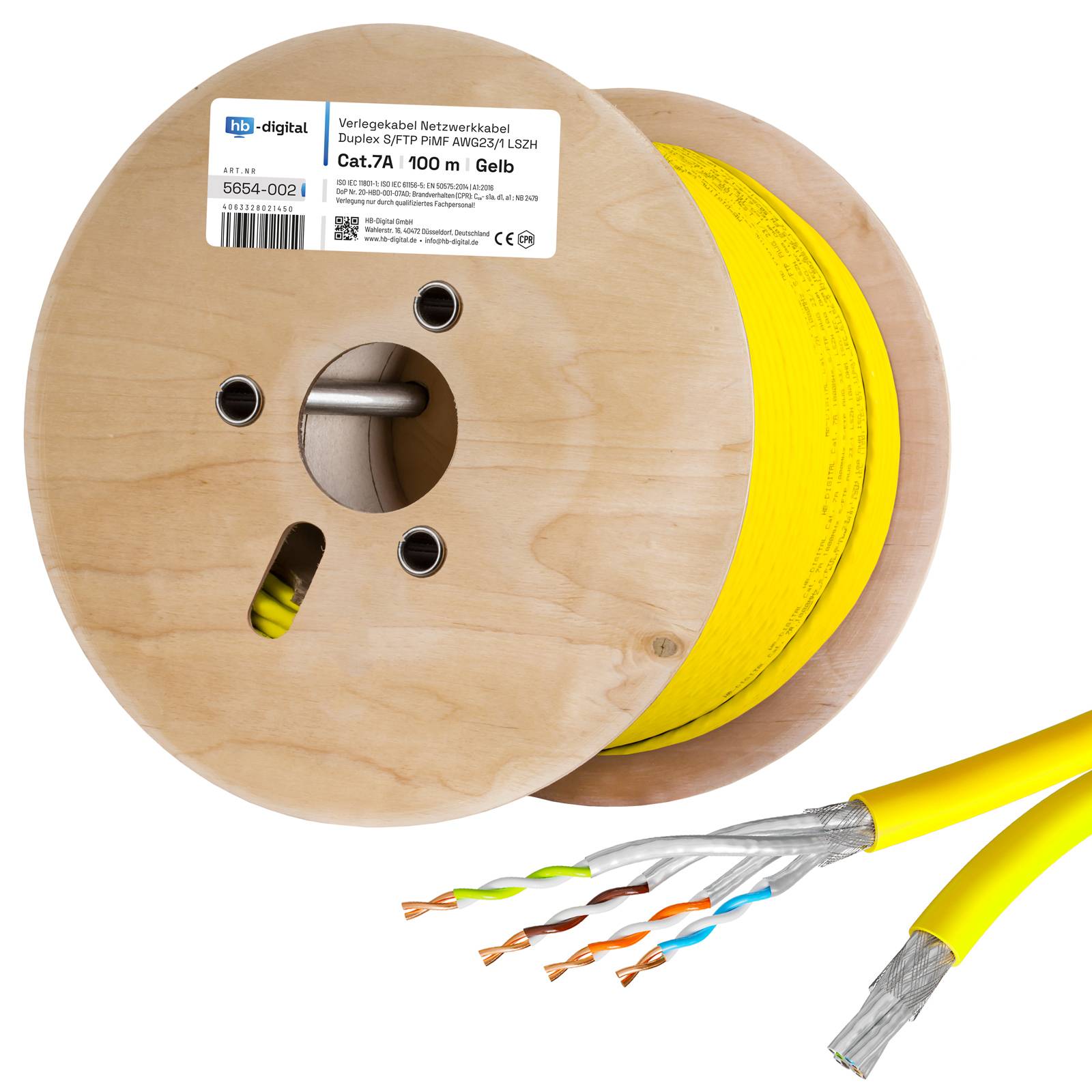 Holzspule mit gelbem Cat.7A-Netzwerkkabel mit freiliegenden verdrillten Adernpaaren auf weißem Hintergrund.