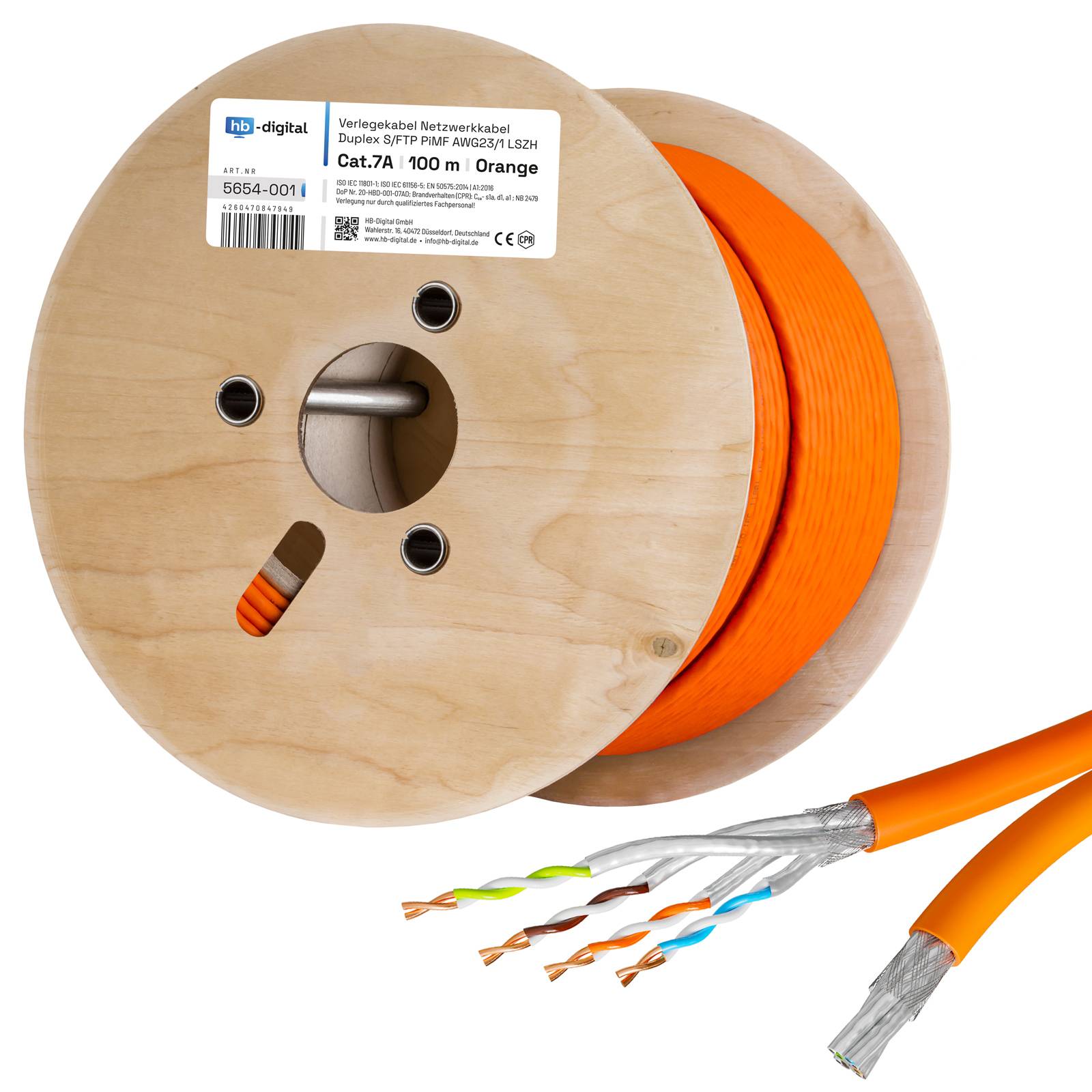 Holzspule mit orangegelbem Cat.7a-Netzwerkkabel mit abgeschnittenem Ende, das verdrehte Kupferpaare und Abschirmung freilegt.