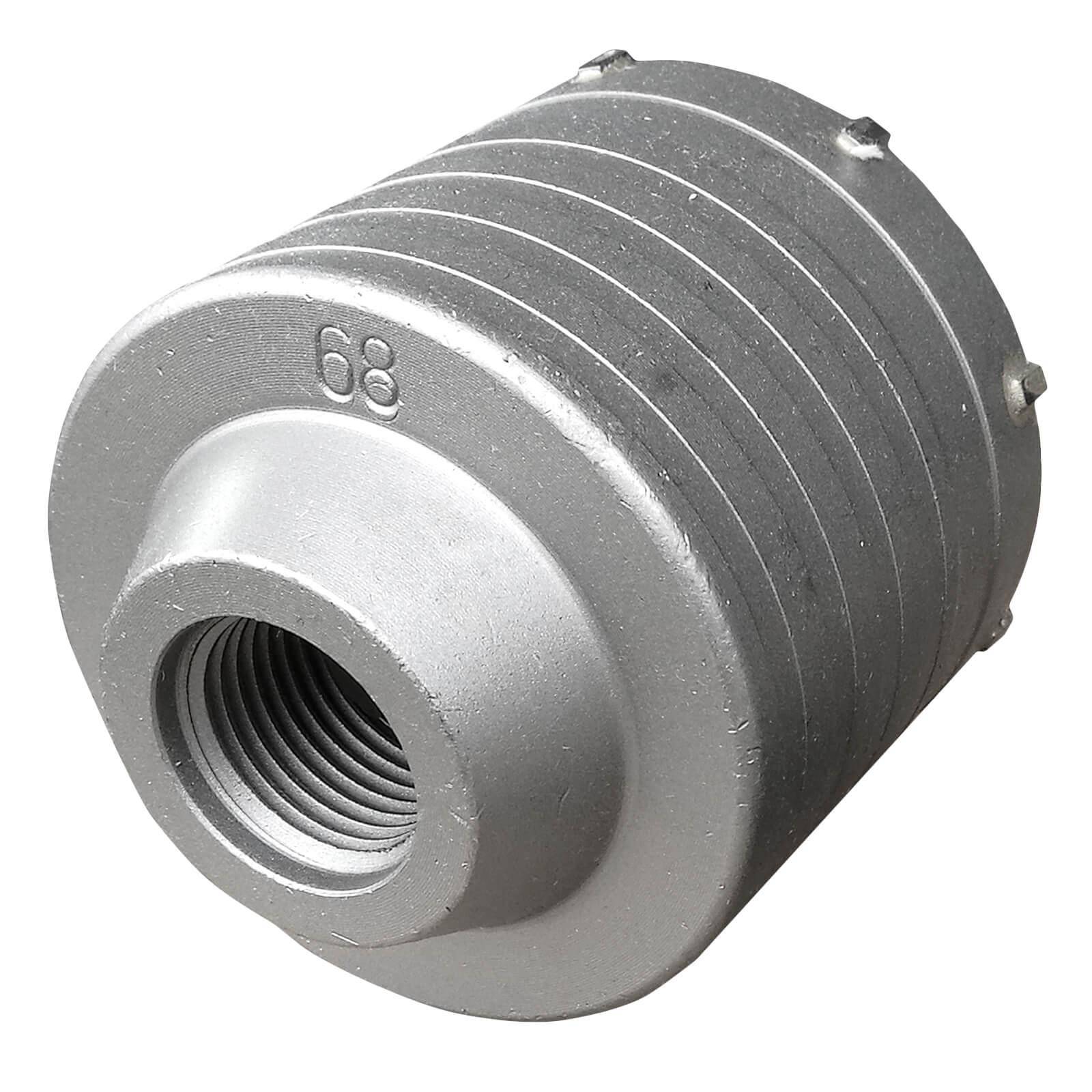 Eine silberne zylindrische Metallrohrverbindung mit gerillten Seiten und einer gewindelten zentralen Öffnung, dargestellt vor einem einfachen weißen Hintergrund.