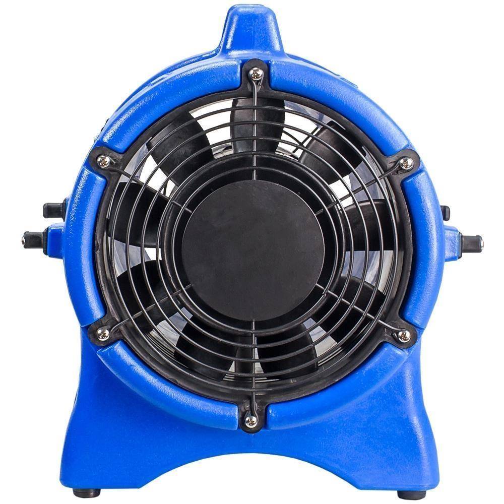 Ein blauer Industrieventilator auf einem Ständer, mit einem kreisförmigen schwarzen Schutzgitter und sichtbaren Rotorblättern, der zu Belüftungszwecken eingesetzt wird.