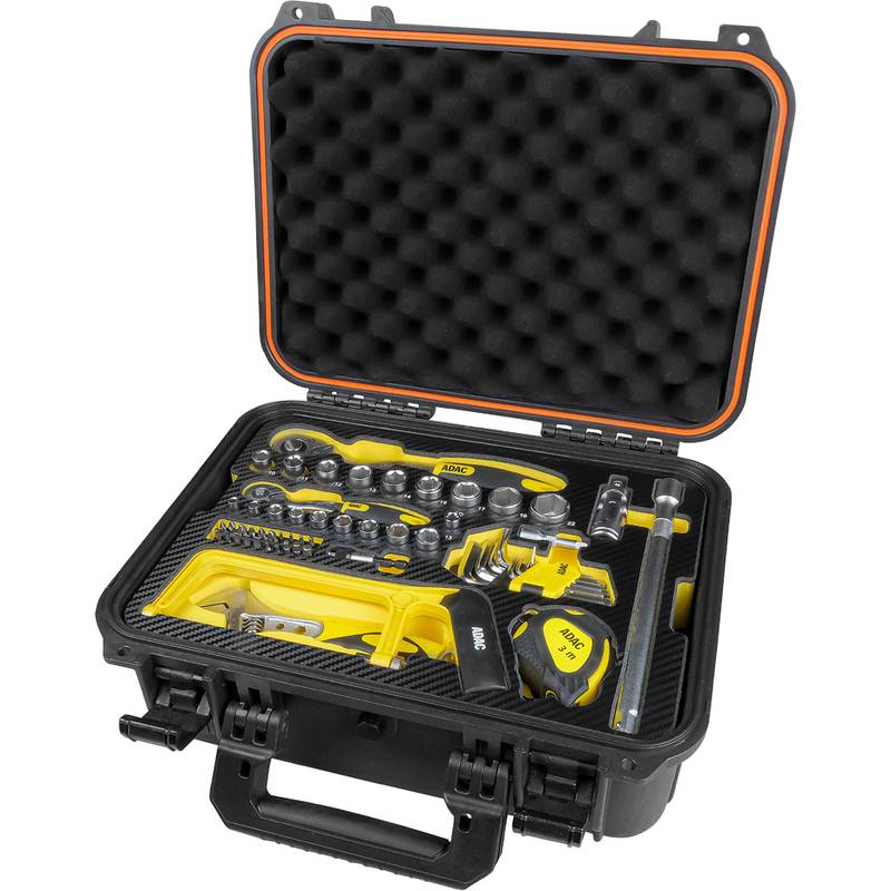 Ein offener schwarzer Werkzeugkoffer mit verschiedenen gelben und silbernen Handwerkzeugen, einschließlich eines Schraubenschlüssels und eines Maßbandes, die in Schaumstoffschlitzen organisiert sind.