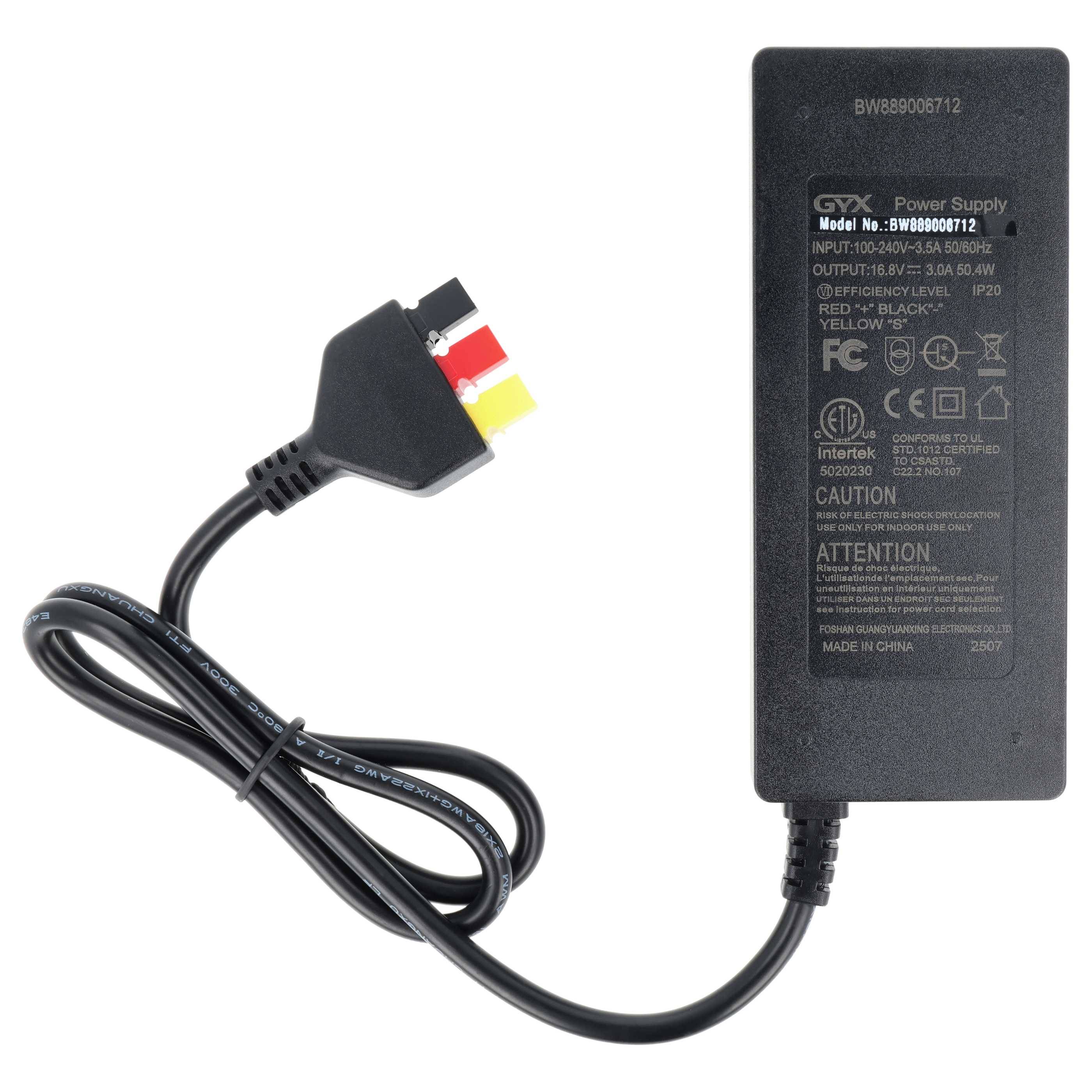 Ein schwarzes Netzteil mit angeschlossenem Kabel. Das Netzteil verfügt über verschiedene Spezifikationen und Sicherheitszertifizierungen, die darauf geschrieben sind.