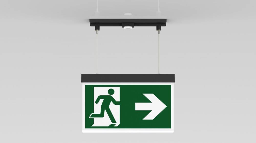 Deckenmontiertes Notausgangsschild mit einer weißen Figur und einem Pfeil, der nach rechts zeigt, auf grünem Hintergrund.