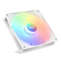 Ein weißer NZXT-Computerlüfter mit einem regenbogenfarbig RGB-beleuchteten Laufrad und vier Eckschrauben, dargestellt vor einem einfachen Hintergrund.