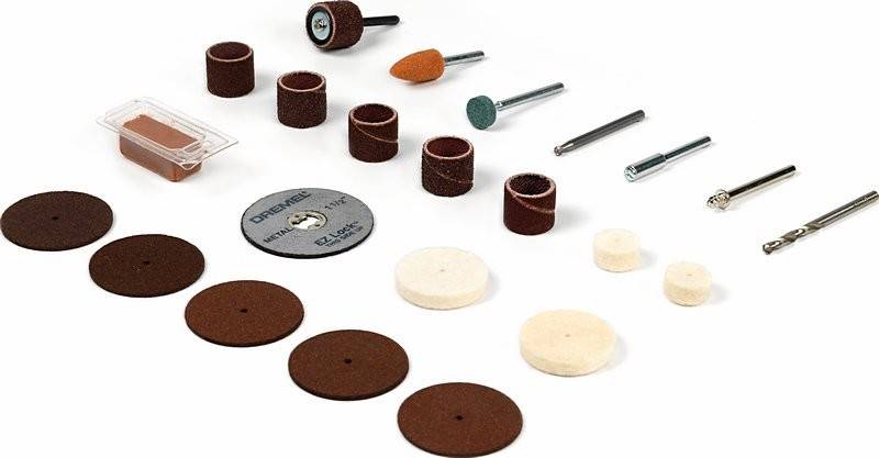 Verschiedene Dremel-Werkzeugzubehörteile und -scheiben, einschließlich Schleiftrommel, Polierpads und Trennscheiben, auf einem weißen Hintergrund angeordnet.