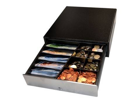 Ein Bargeldkasten mit Euro-Banknoten und verschiedenen Münzen, die in Fächern organisiert sind.