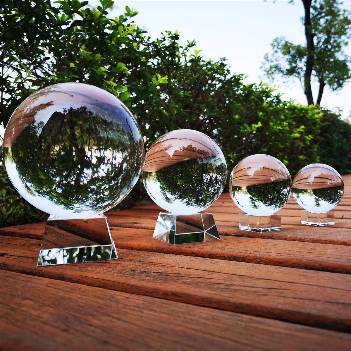 Intirilife Glaskugel mit Ständer in KRISTALL KLAR 50 mm – Kristallkugel mit Glasständer perfekt geeignet für Fotografie, Meditation, Dekoration u