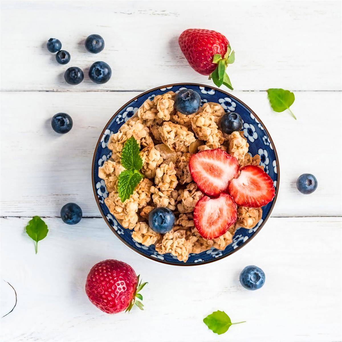 Intirilife 4-teiliges Schalen-Set in schickem Geschenkkarton - Japanisches Porzellan Geschirrset in Blau und Weiß