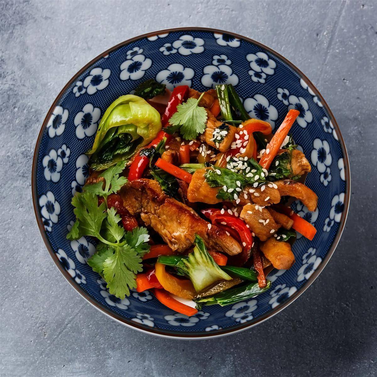 Intirilife 4-teiliges Schalen-Set in schickem Geschenkkarton - Japanisches Porzellan Geschirrset in Blau und Weiß