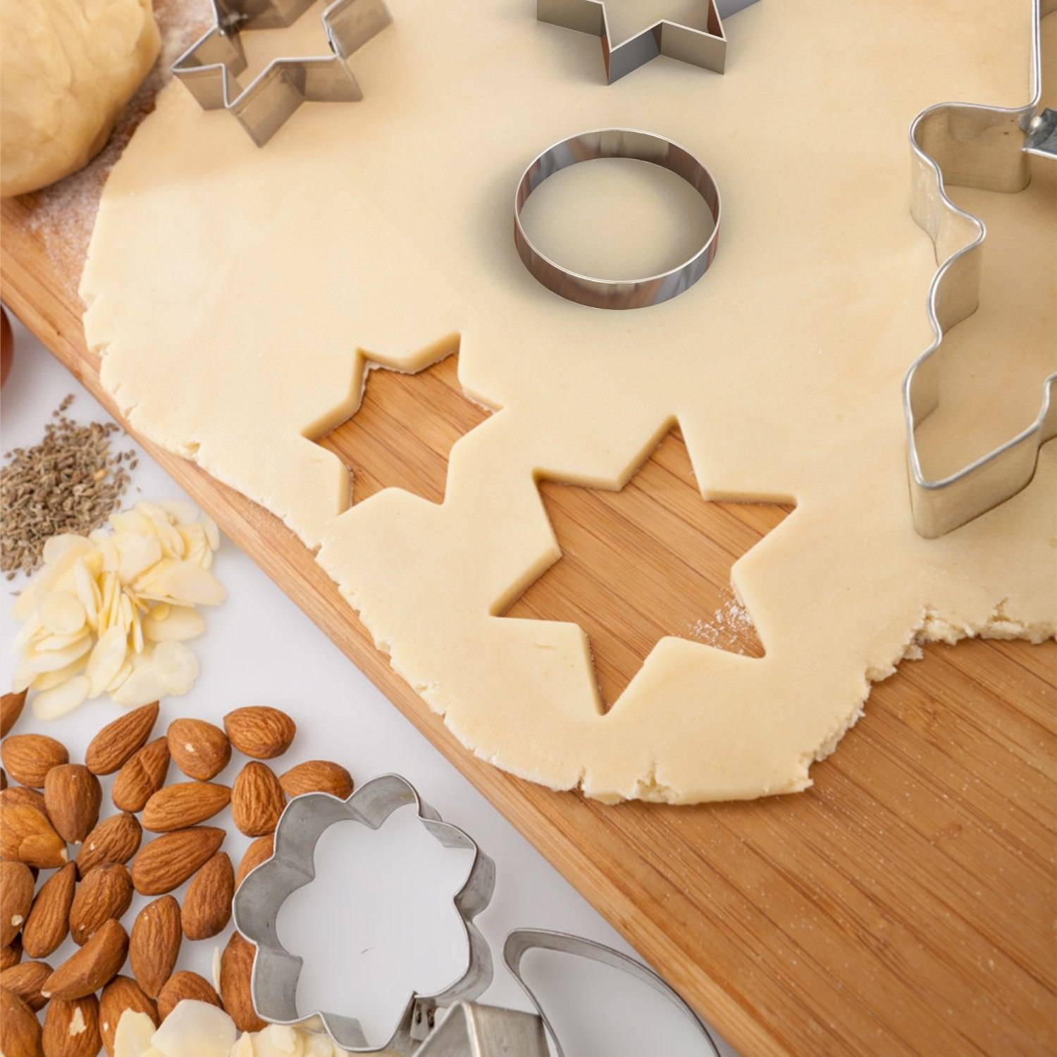 Intirilife 20-teiliges Edelstahl Keksausstecherset mit verschiedenen Formen und Größen mit praktischer Aufbewahrungsbox