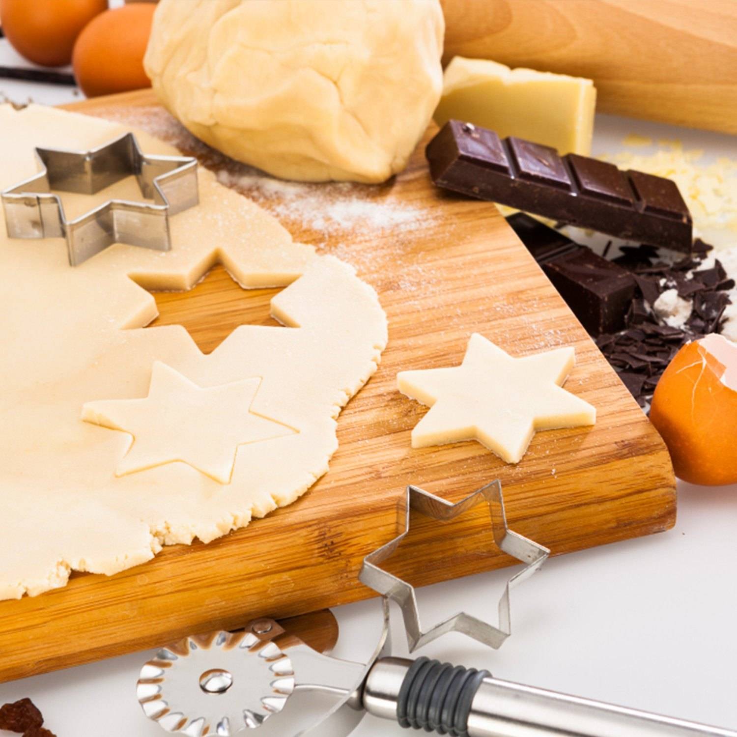 Intirilife 20-teiliges Edelstahl Keksausstecherset mit verschiedenen Formen und Größen mit praktischer Aufbewahrungsbox