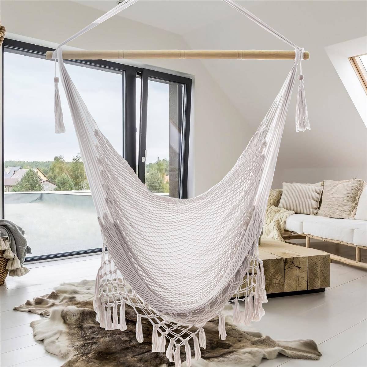 Intirilife Hängesessel Macramee Baumwolle in Beige mit Fransenkante - Bequeme platzsparende und atmungsaktive Sitzmöglichkeit für Erwachsene und Ki