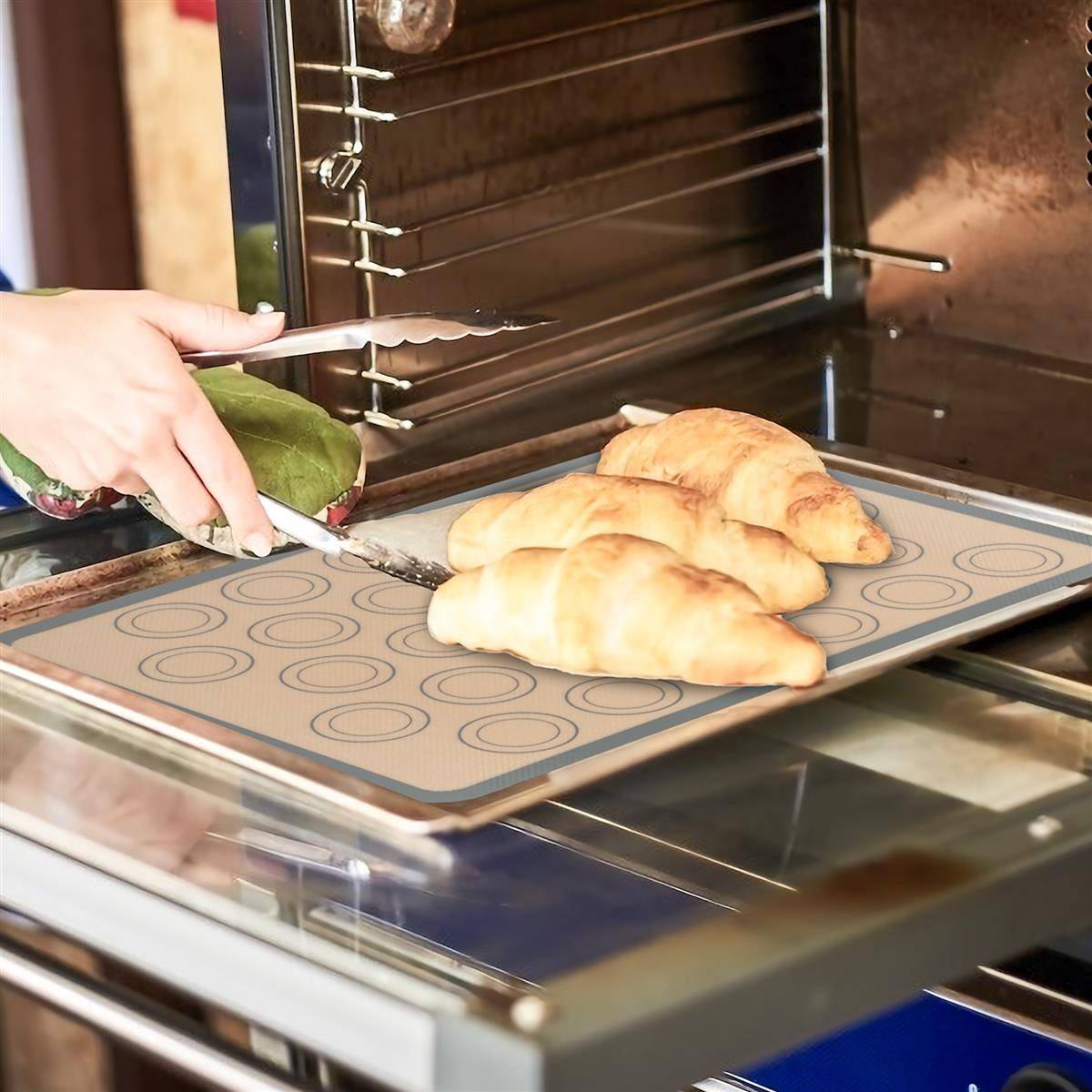 Intirilife 2x wiederverwendbare Silikon Macaron Backmatte in Grau-Braun mit 42 x 29.5 cm Größe - Backmatte Kochutensil Backunterlage Teigrollmatte