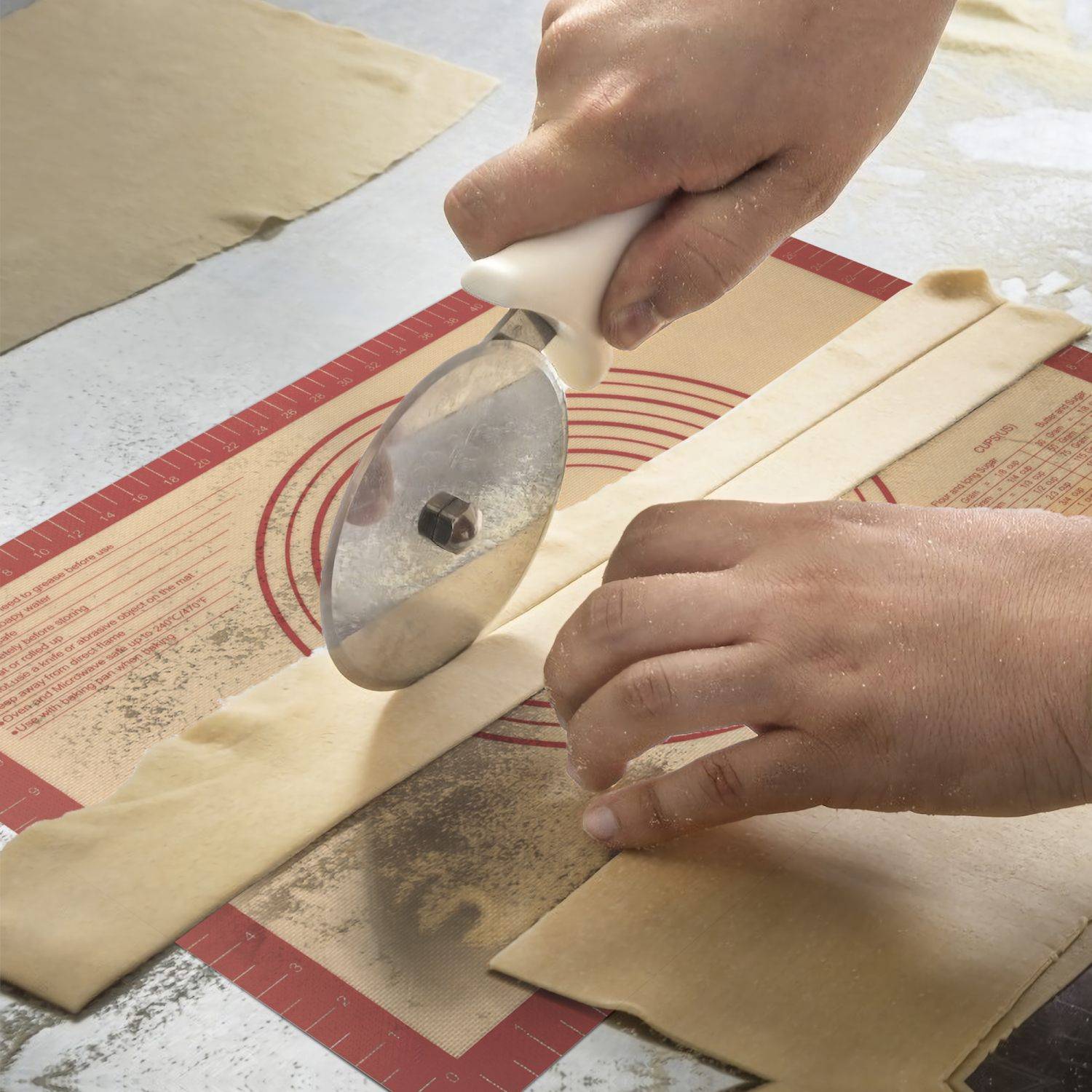 Intirilife wiederverwendbare Silikon Backmatte in Rot-Braun mit 40 x 60 cm Größe - Backmatte Kochutensil Backunterlage Teigrollmatte