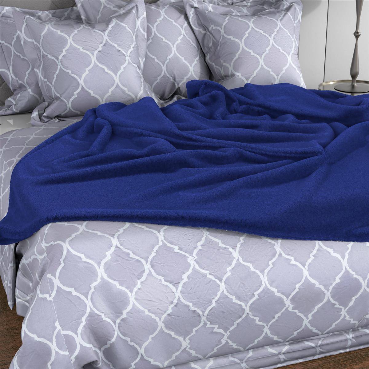 Intirilife weiche Kuscheldecke 200 x 150 cm in NACHT BLAU - Flauschig warme Decke als Couchdecke Wohndecke Fleecedecke Indoor Outdoor