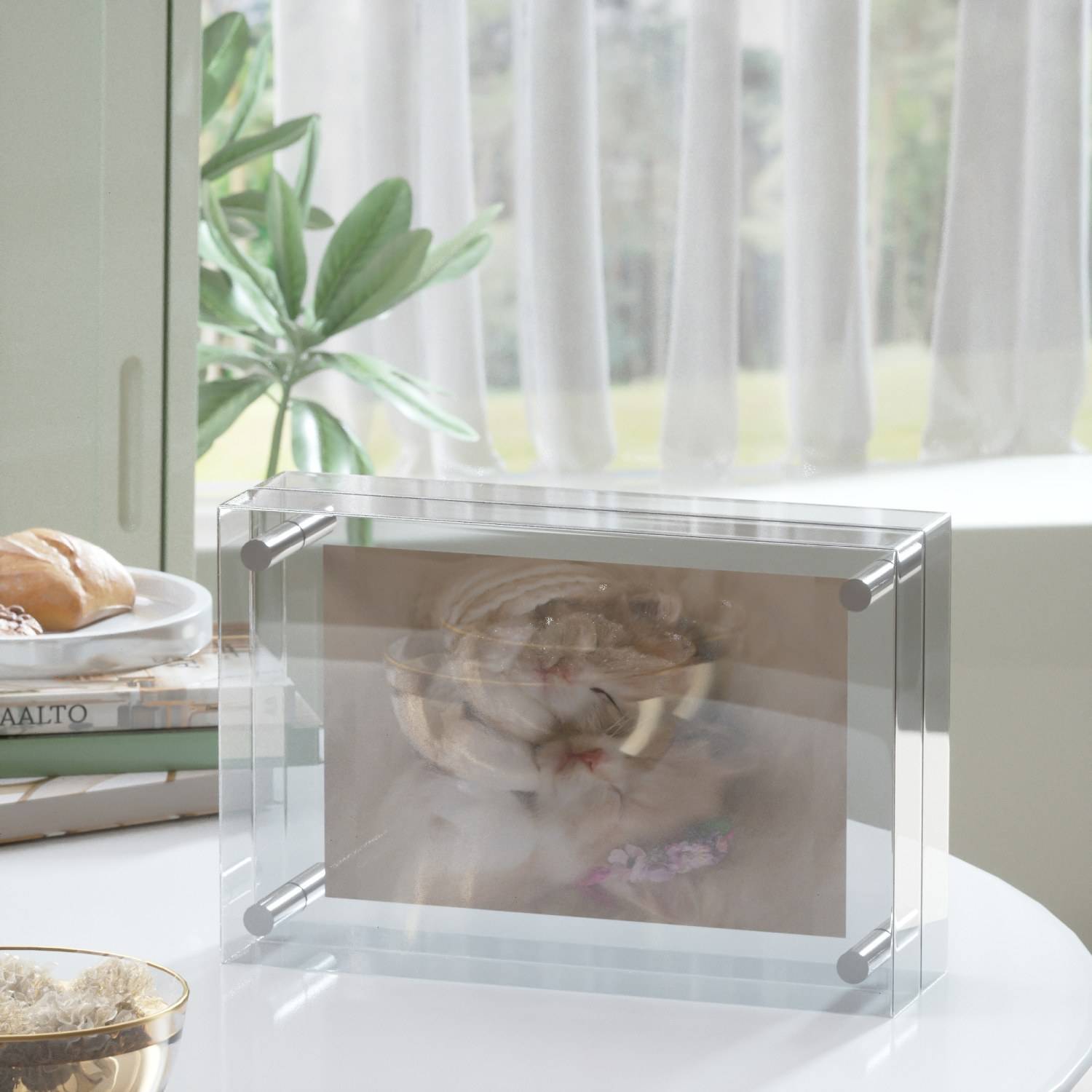 Intirilife magnetischer Acrylbilderrahmen - 10.2 x 15.3 x 2 cm - Bilderrahmen, rahmenlos, klar