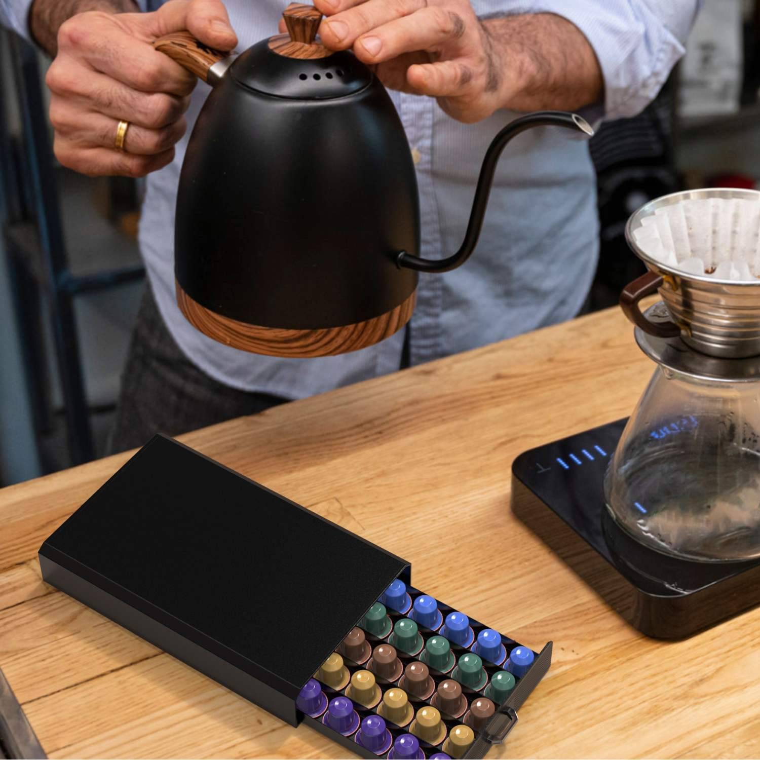 Intirilife praktische Plastik Aufbewahrungsschublade für Kaffeekapseln in Schwarz - Kompatibel mit Nespresso Kapseln - Schublade Schubfach