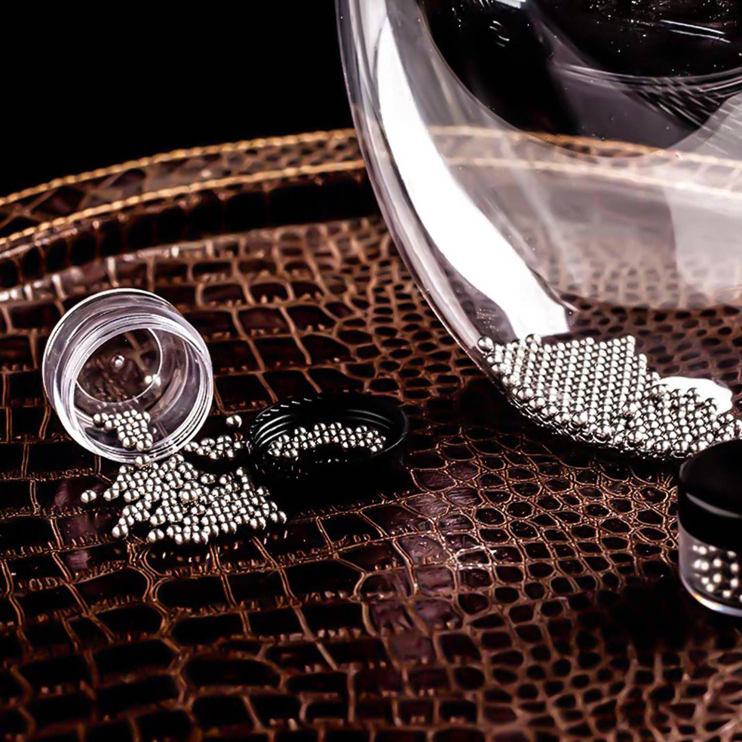 Intirilife Edelstahl Kugeln zum Reinigen von Glasgefäßen - Reinigungsperlen für Glaskaraffen, Vasen, Flaschen, rostfrei, 100 Stück