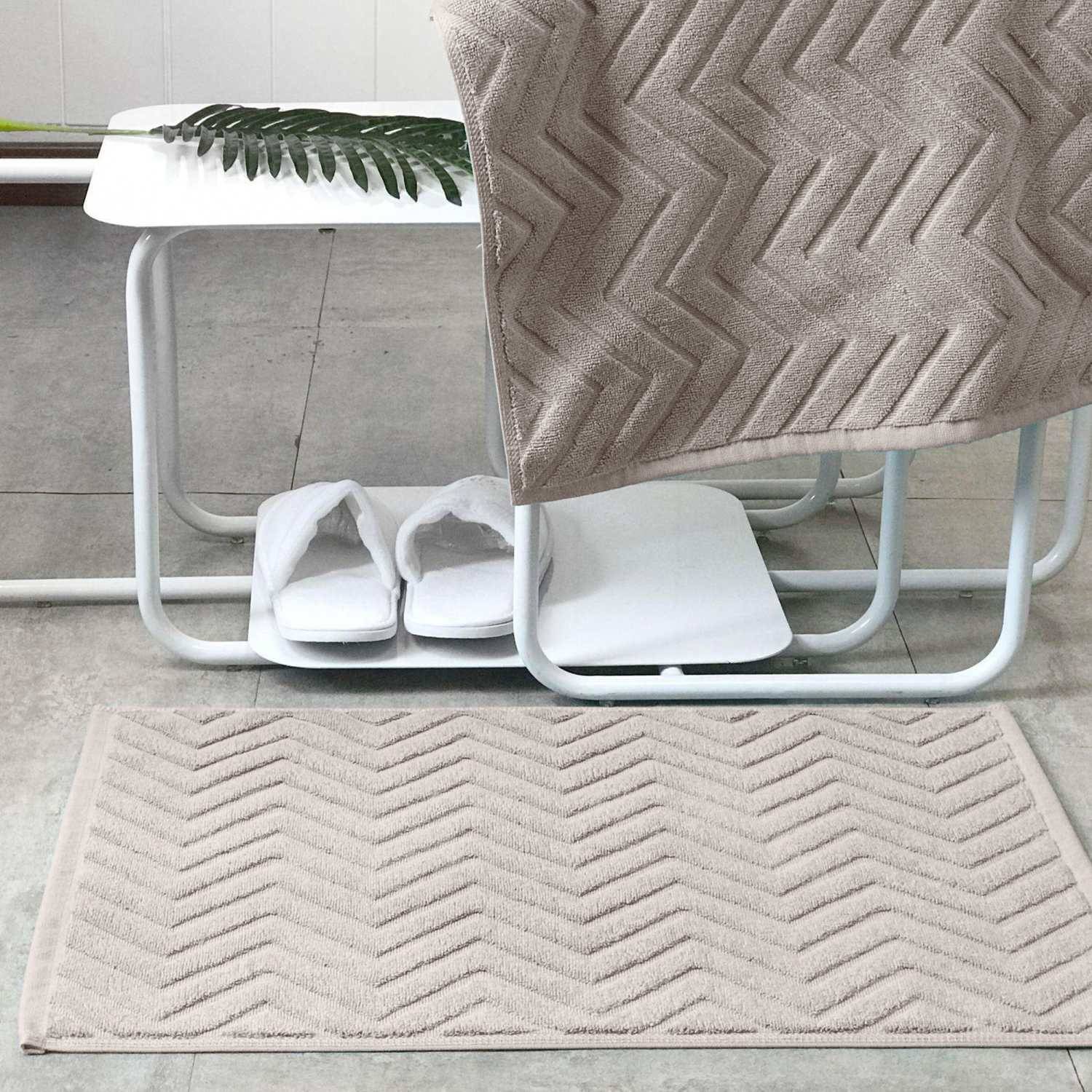 Intirilife Badvorleger Badteppich Duschmatte in Hell Grau für trockenen Boden in Bad Waschküche und WC