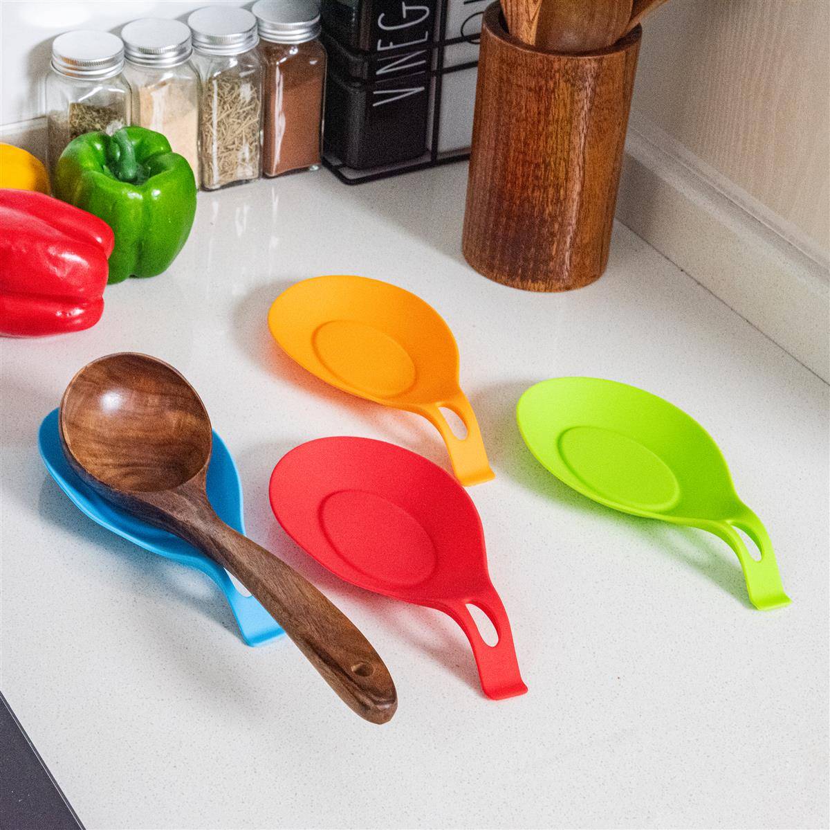 Intirilife 4er-Set Silikon Kochutensilienablage Kochlöffelhalterung in verschiedenen Farben