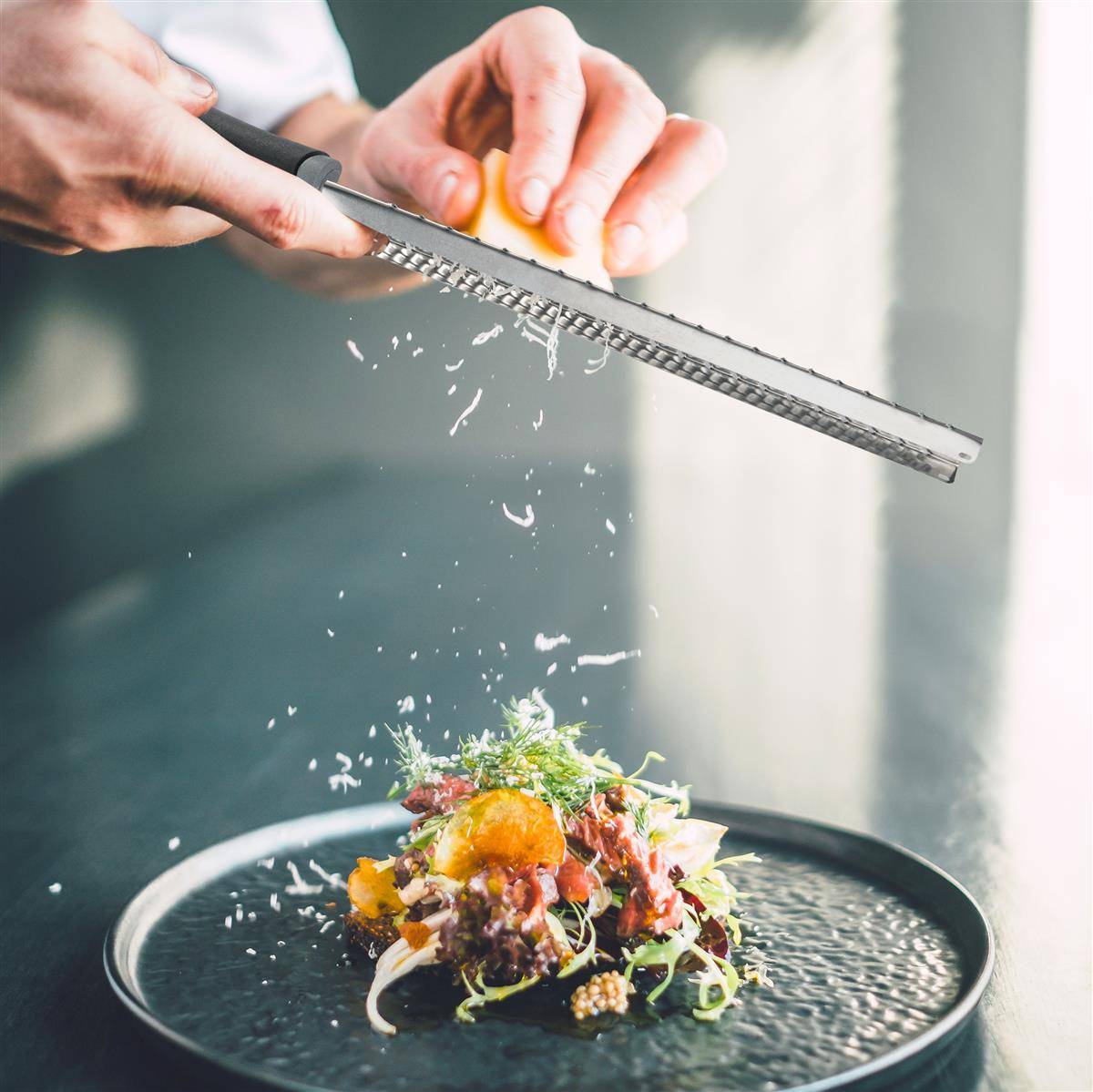 Intirilife multifunktionale Edelstahl Handreibe in Schwarz - Käsereibe Zesteur Zestenreißer Zitrusreibe zum Kochen Verfeinern und Dekorieren