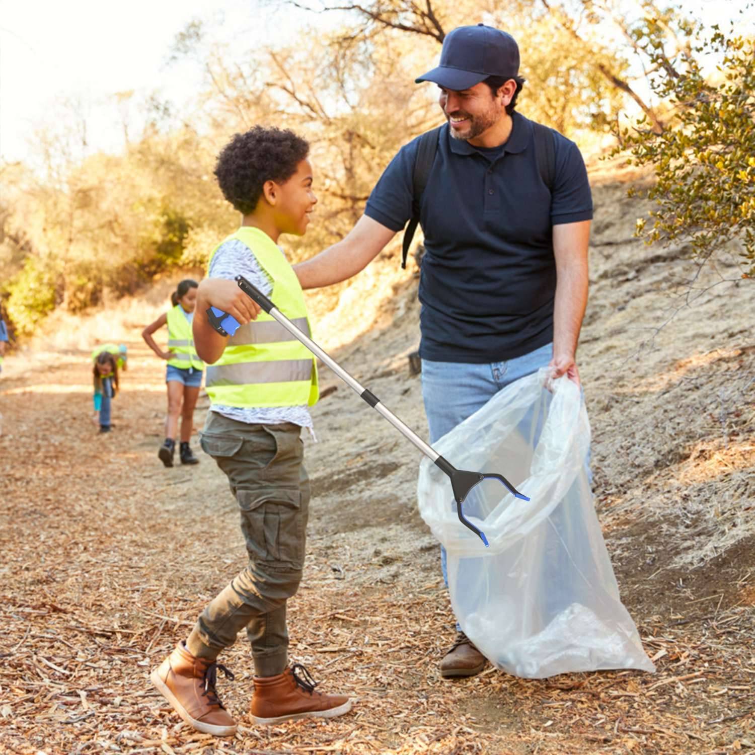 Intirilife Faltbarer Greifer in Blau - Greifzange - Greifarm, extra lang, für Senioren oder um Müll leichter aufzuheben