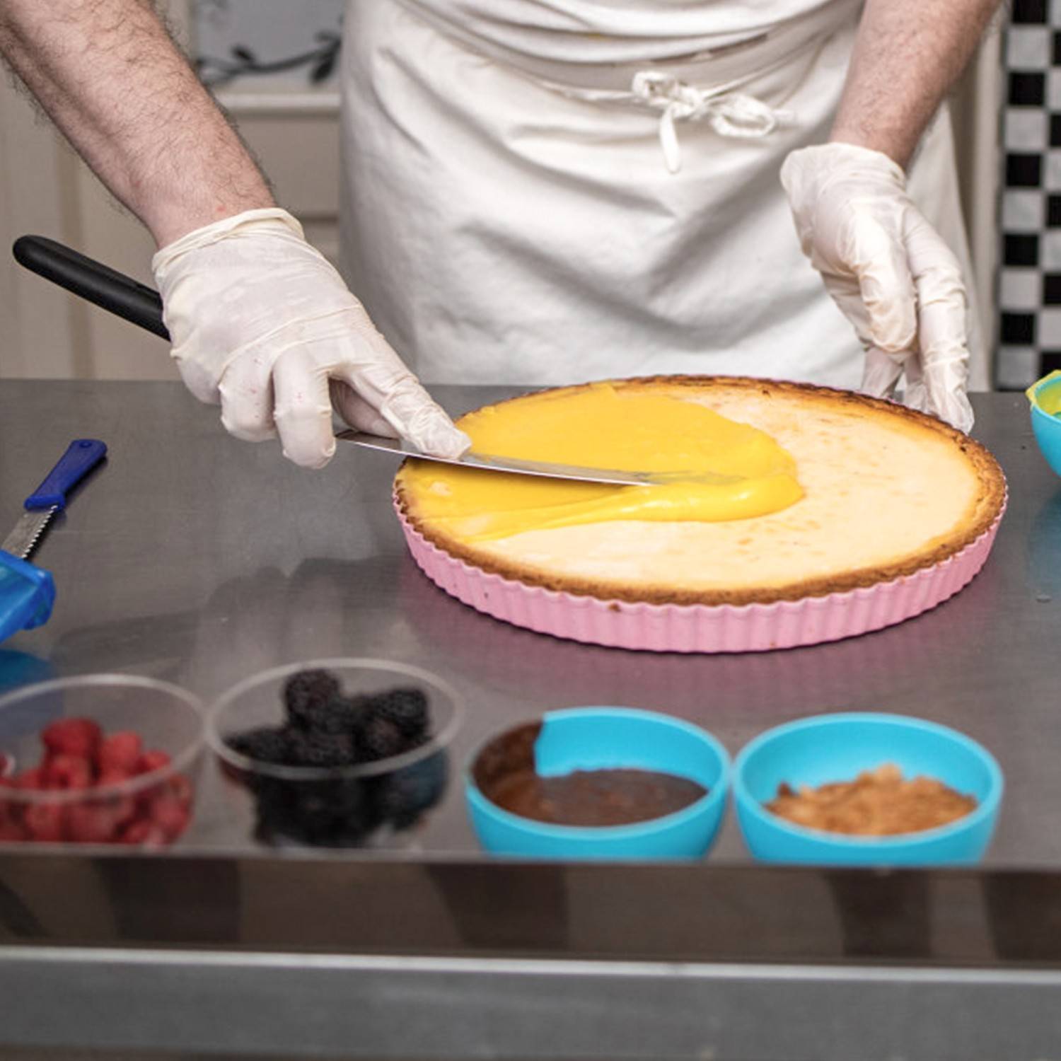 Intirilife 9-teiliges Edelstahl Set mit Küchenschaber und Tortenspatel zum Backen Dekorieren Verzieren