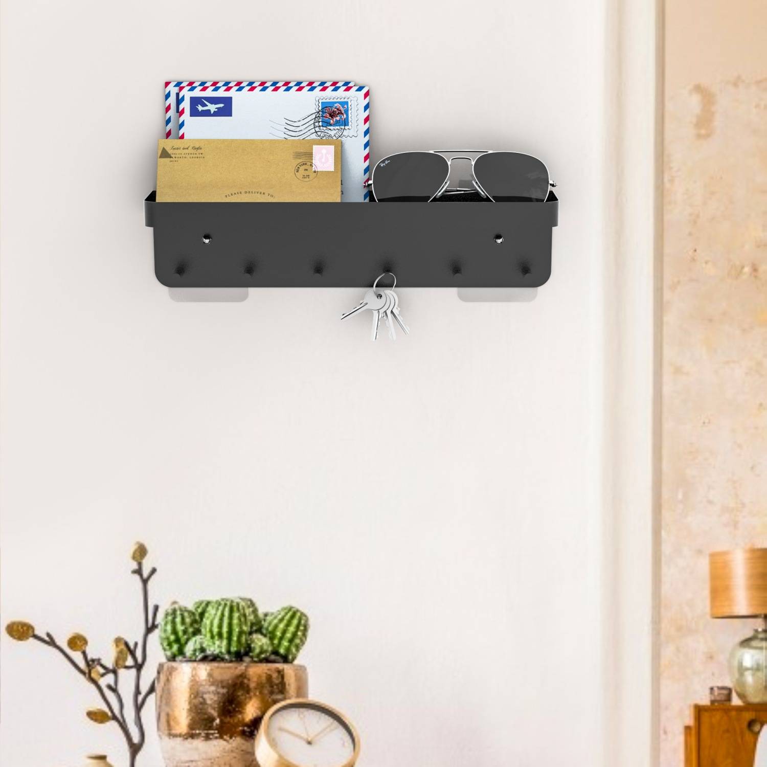 Intirilife Schlüsselbrett mit Ablage in Schwarz - Selbstklebend - Hakenleiste für die Wand mit 6 Haken und Ablagefläche