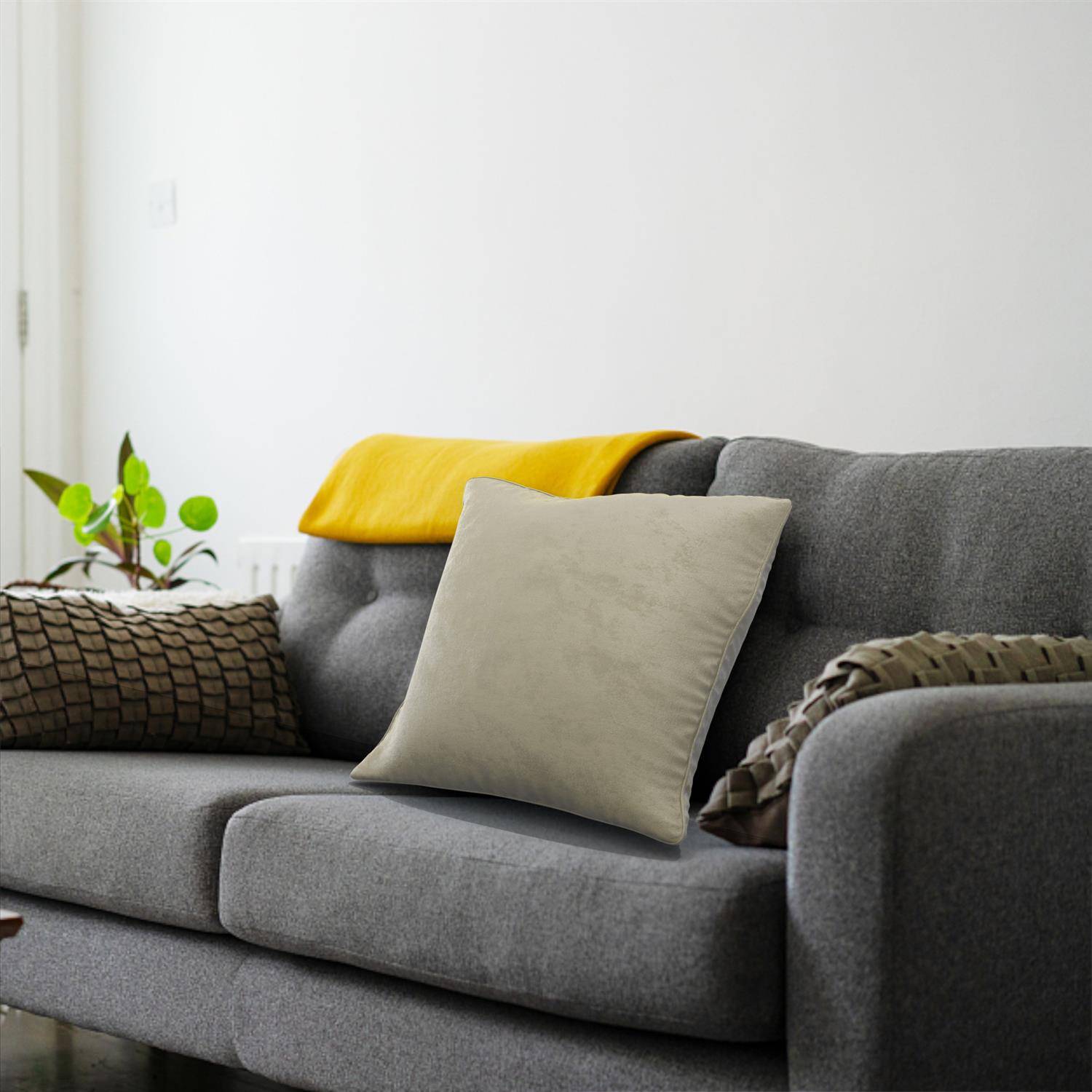 Intirilife 2x dekorative Kissenbezüge aus Samt 40x40 cm in Beige - Für Wohnzimmer Schlafzimmer Sofa Bett Büro Cafeteria oder Wartezimmer