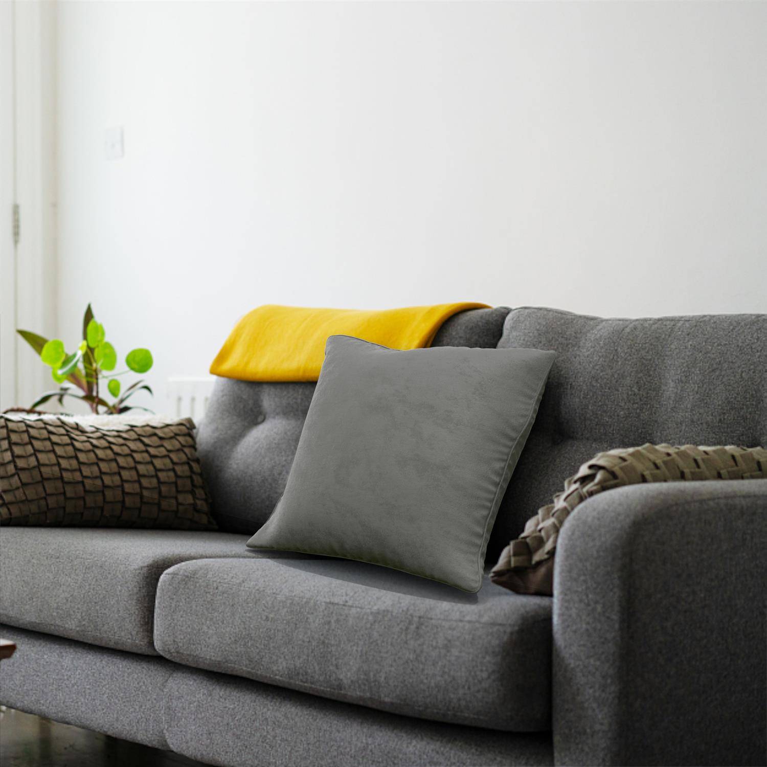 Intirilife 2x dekorative Kissenbezüge aus Samt 40x40 cm in Grau - Für Wohnzimmer Schlafzimmer Sofa Bett Büro Cafeteria oder Wartezimmer