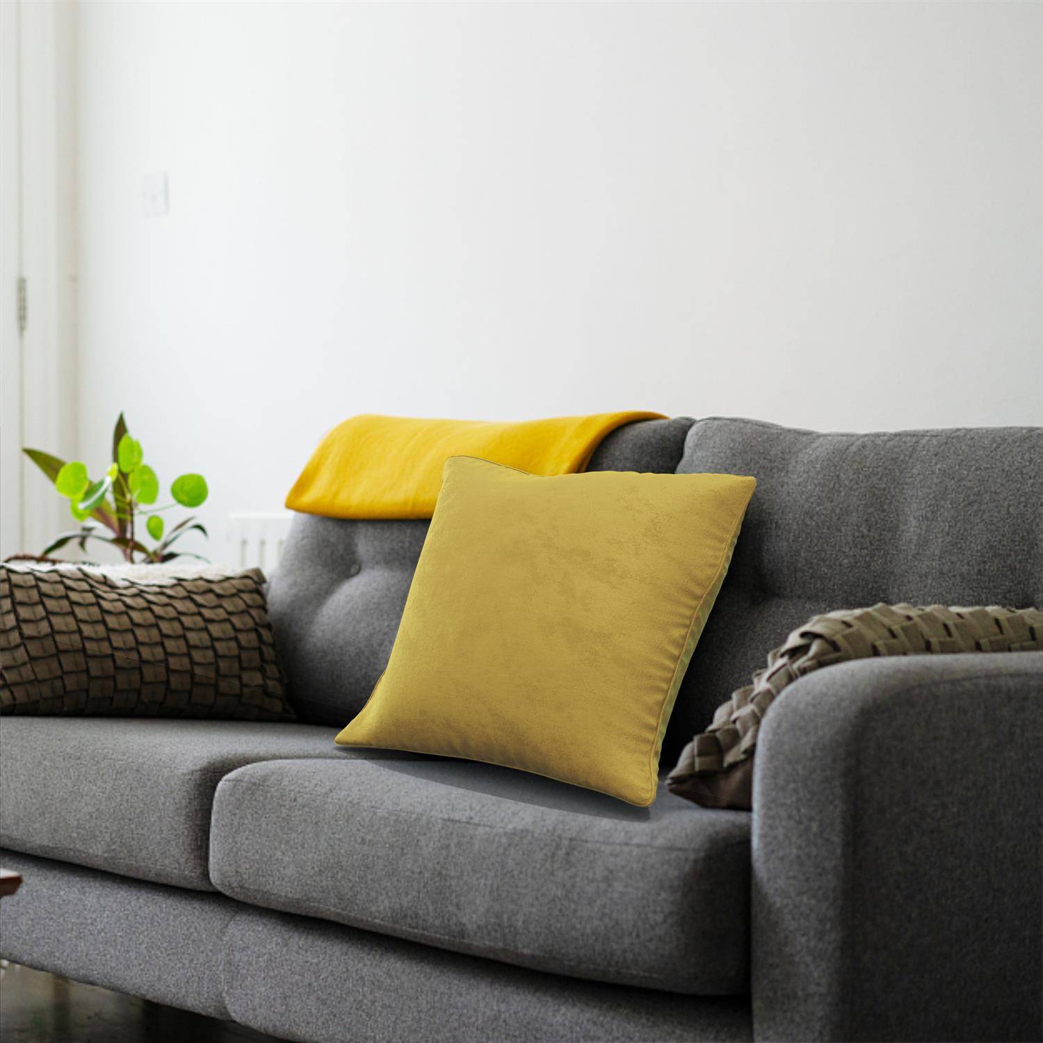 Intirilife 2x dekorative Kissenbezüge aus Samt 40x40 cm in Gelb - Für Wohnzimmer Schlafzimmer Sofa Bett Büro Cafeteria oder Wartezimmer