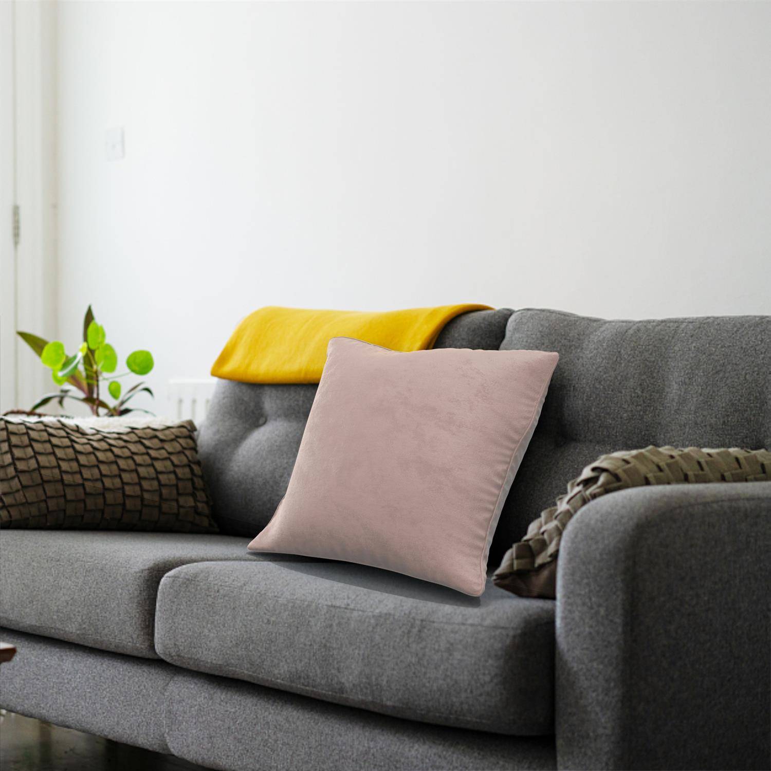 Intirilife 2x dekorative Kissenbezüge aus Samt 40x40 cm in Rosa - Für Wohnzimmer Schlafzimmer Sofa Bett Büro Cafeteria oder Wartezimmer