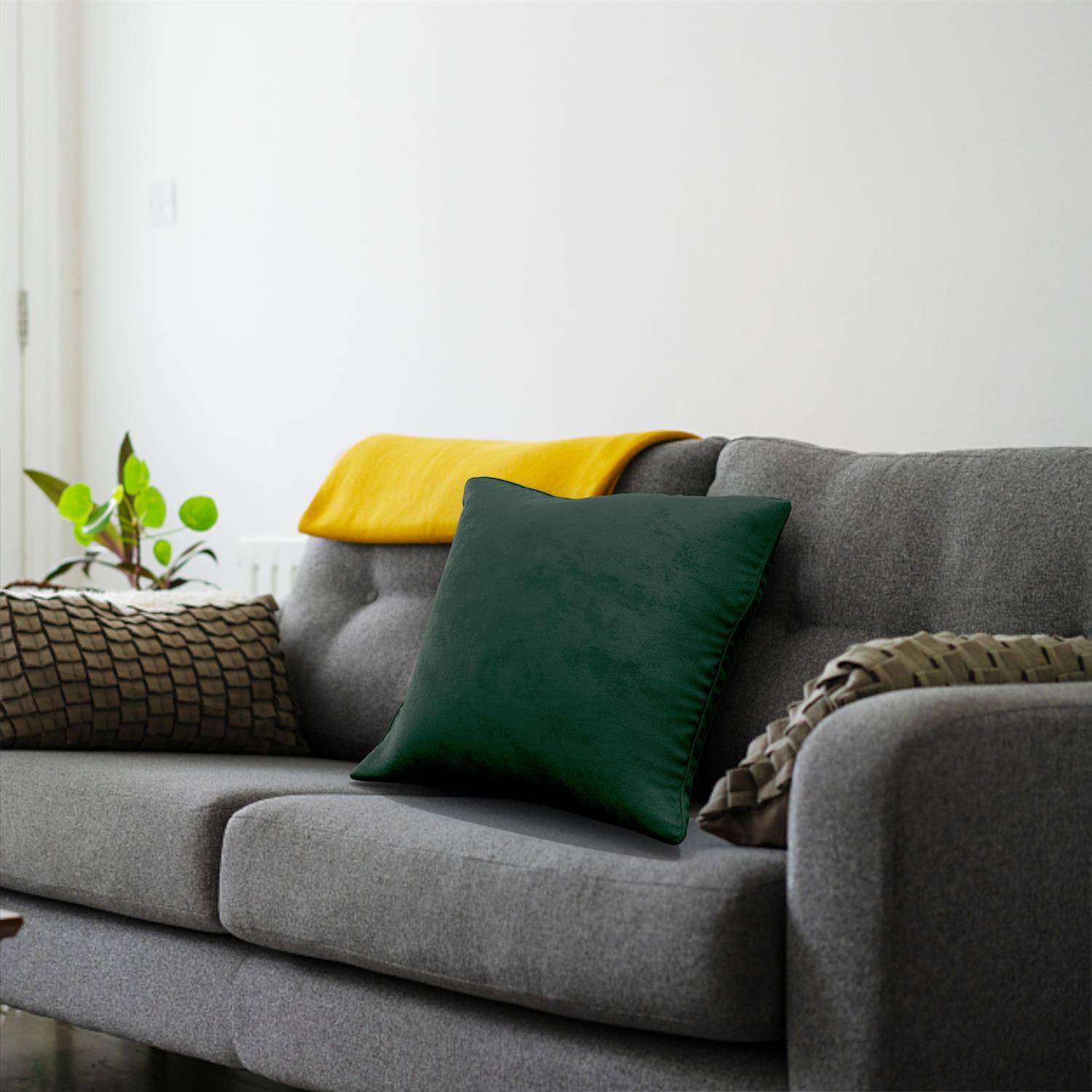 Intirilife 2x dekorative Kissenbezüge aus Samt 40x40 cm in Grün - Für Wohnzimmer Schlafzimmer Sofa Bett Büro Cafeteria oder Wartezimmer