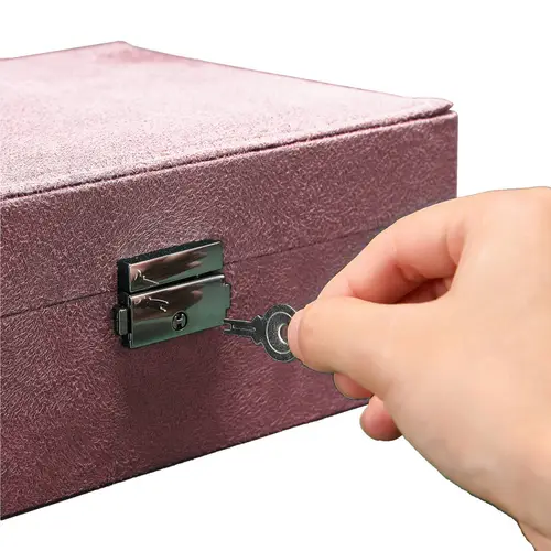 Intirilife hochwertige Juwelenbox Schmuckschatulle Accessoirekästchen in Rosa - Zum Aufbewahren von Ringen Ketten Uhren Ohrringen und Armbändern Intirilife hochwertige Juwelenbox Schmuckschatulle Accessoirekästchen in Rosa - Zum Aufbewahren von Ringen Ketten Uhren Ohrringen und Armbändern