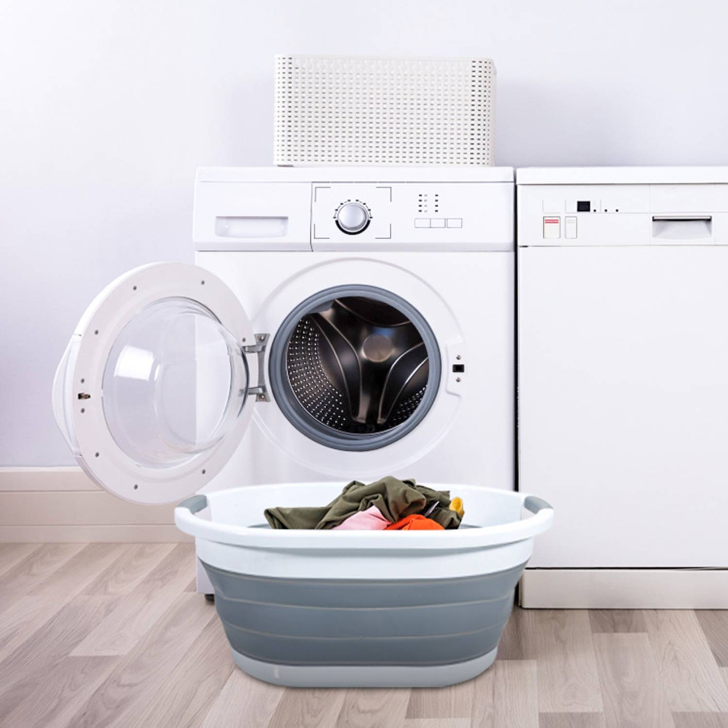 Intirilife faltbarer Wäschekorb aus Kunststoff und Silikon - 61.5 x 44 x 27 cm - platzsparend mit Griffen - 36L