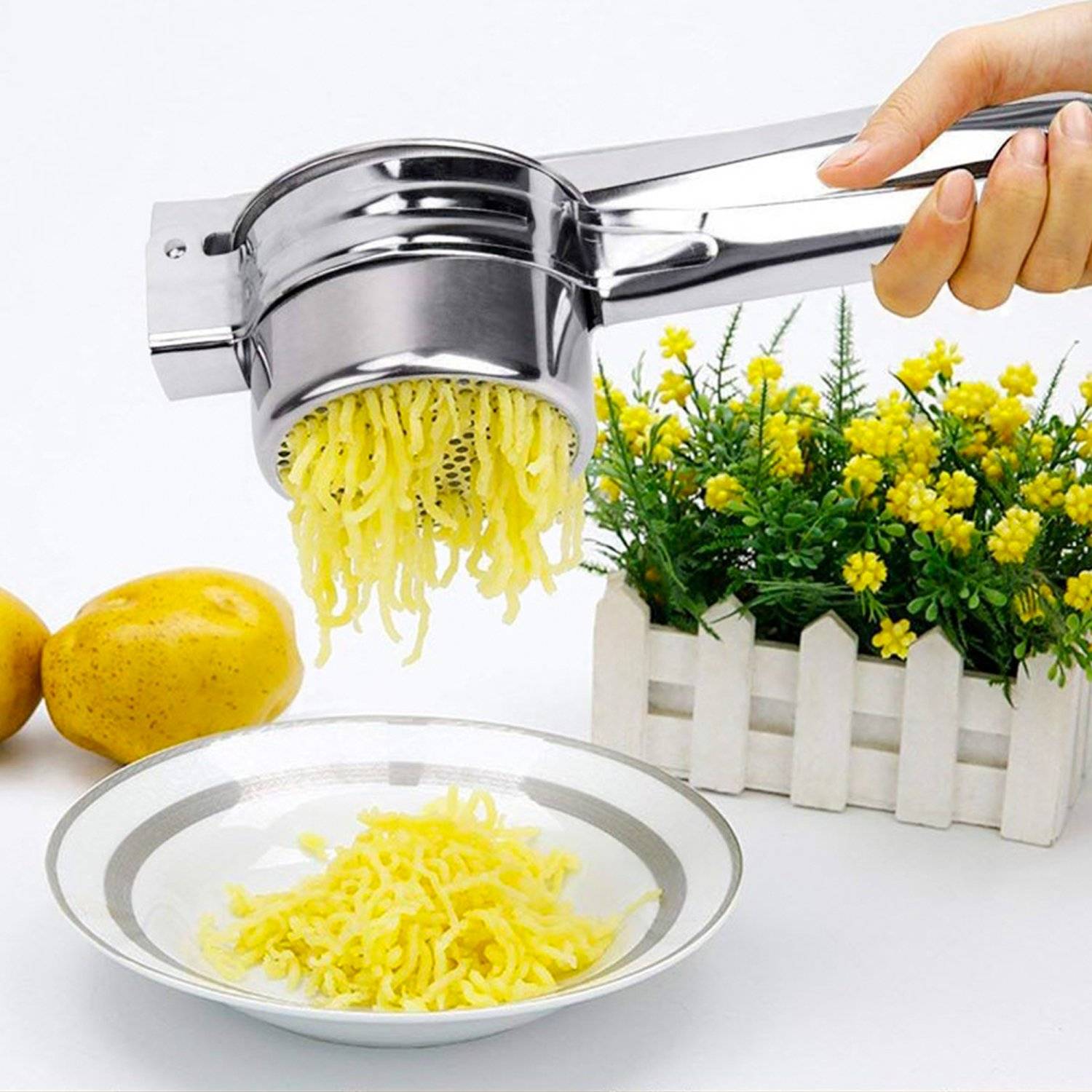 Intirilife multifunktionale Edelstahl Kartoffelstampfer Spätzlepresse in Silber für Küche Restaurant und Catering