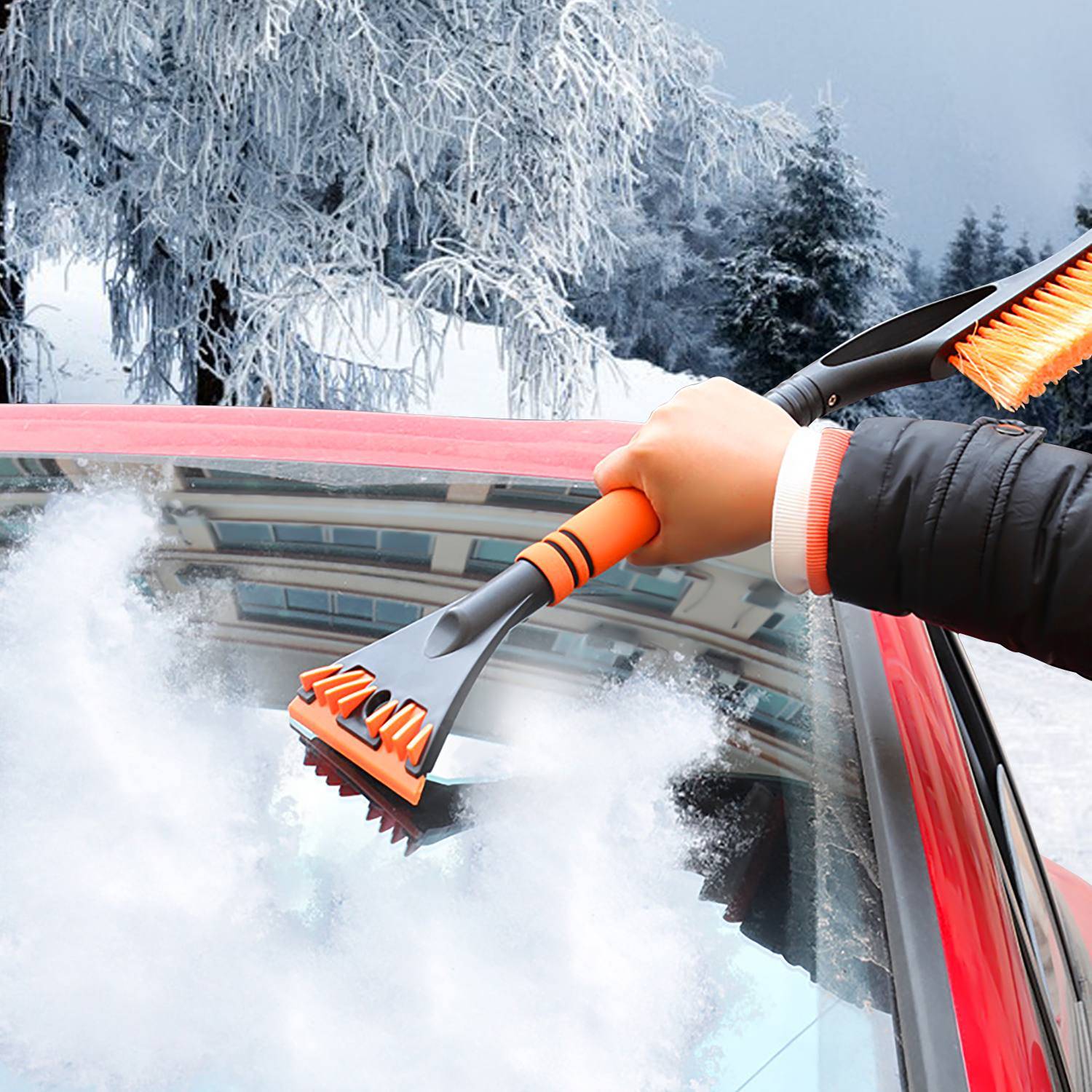 Intirilife Multifunkitonaler 2-in-1 Eiskratzer Schneebürste in Orange - Schwarz - Zum einfachen und schnellen Entfernen von Frost und Schnee