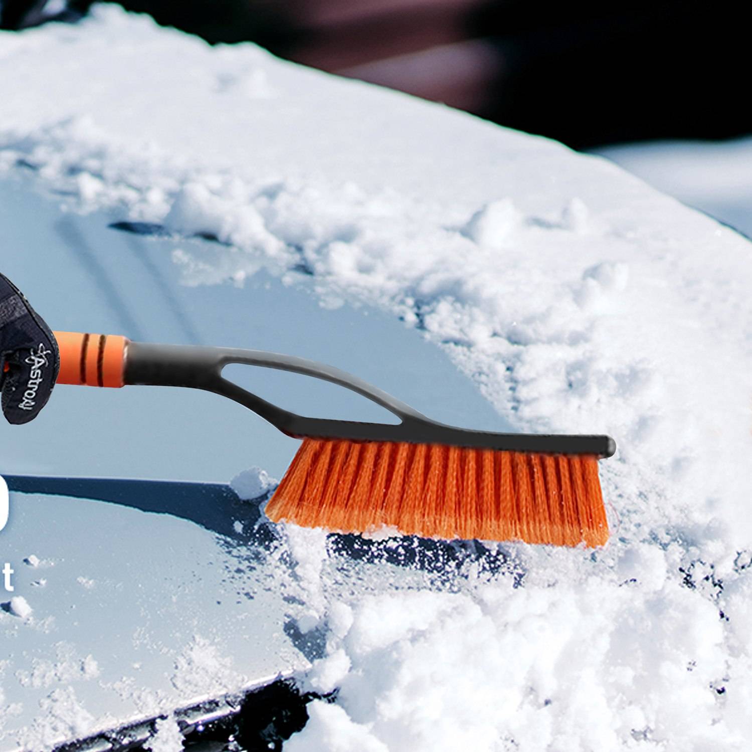 Intirilife Multifunkitonaler 2-in-1 Eiskratzer Schneebürste in Orange - Schwarz - Zum einfachen und schnellen Entfernen von Frost und Schnee