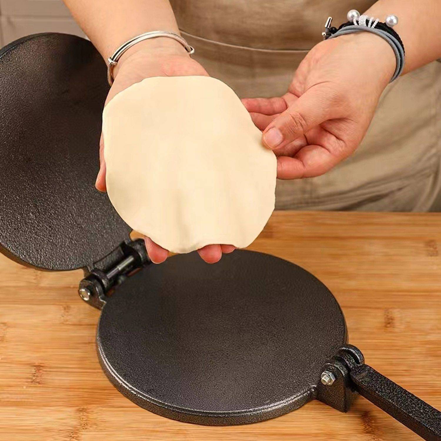 Intirilife Handliche Tortillapresse Empanadapresse aus Eisen in Schwarz - 18 cm Durchmesser - Zum Formen von Teigwaren wie flaches Brot Pizzateig