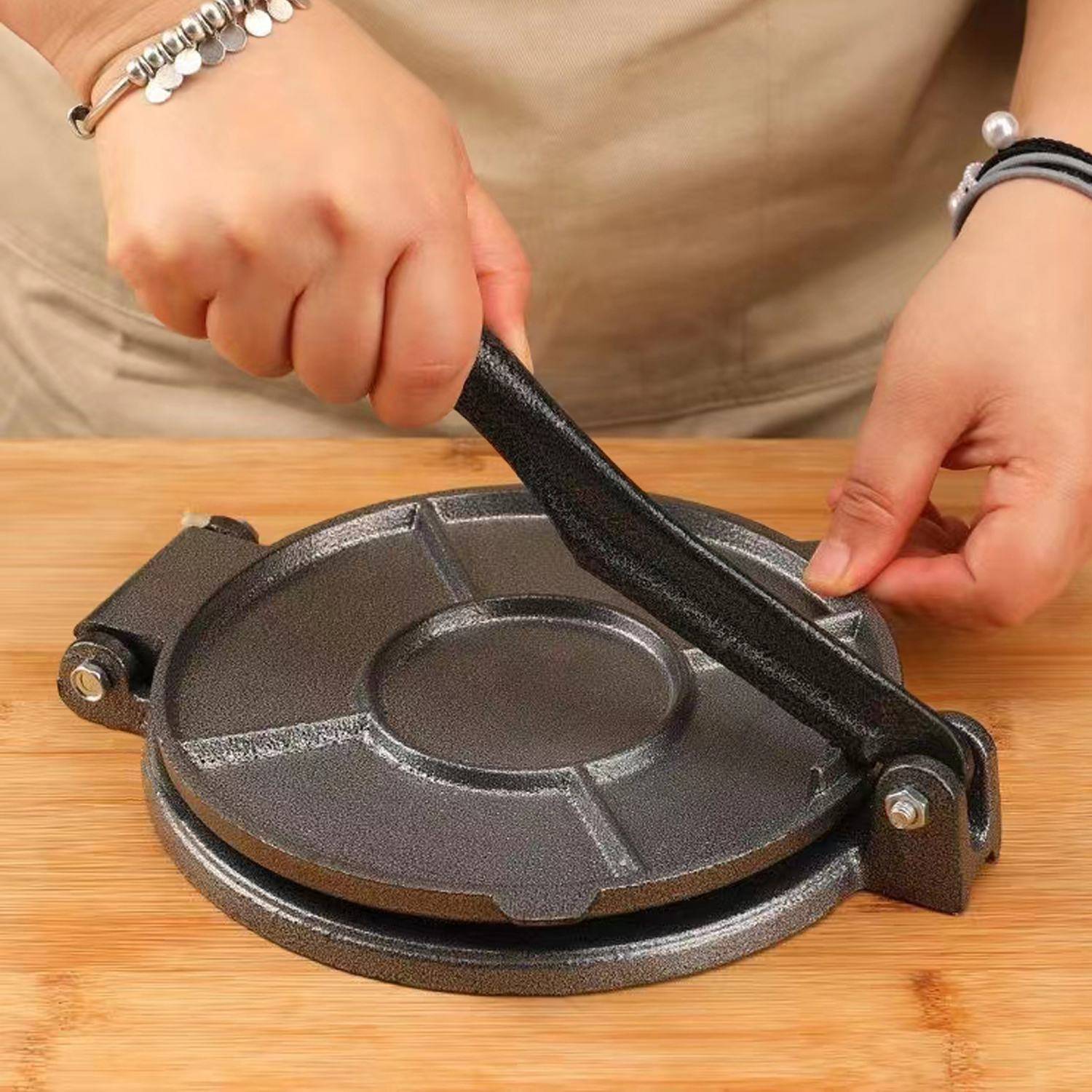 Intirilife Handliche Tortillapresse Empanadapresse aus Eisen in Schwarz - 18 cm Durchmesser - Zum Formen von Teigwaren wie flaches Brot Pizzateig